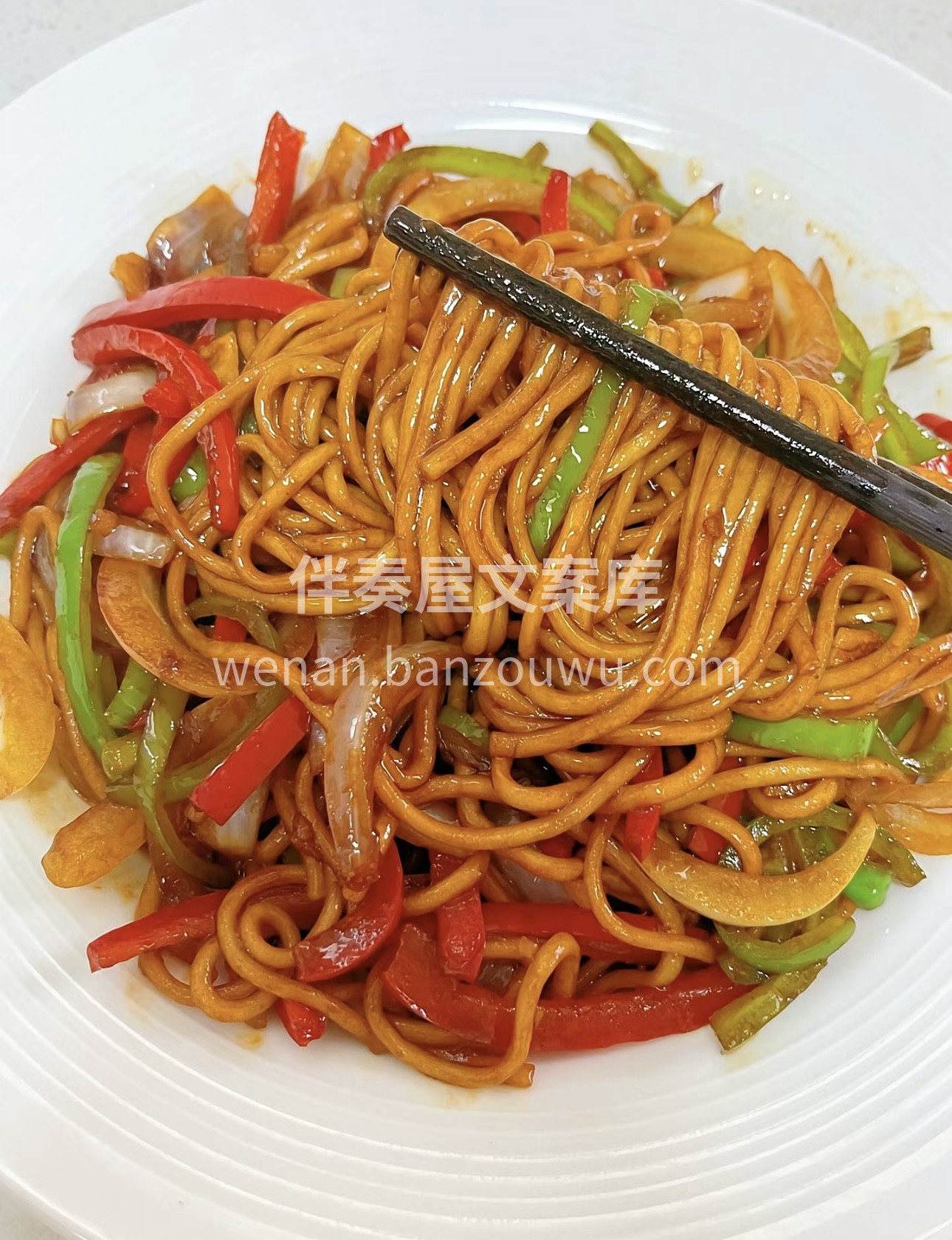 炒面，是平凡生活中的美味魔法。在炽热的锅 配图2