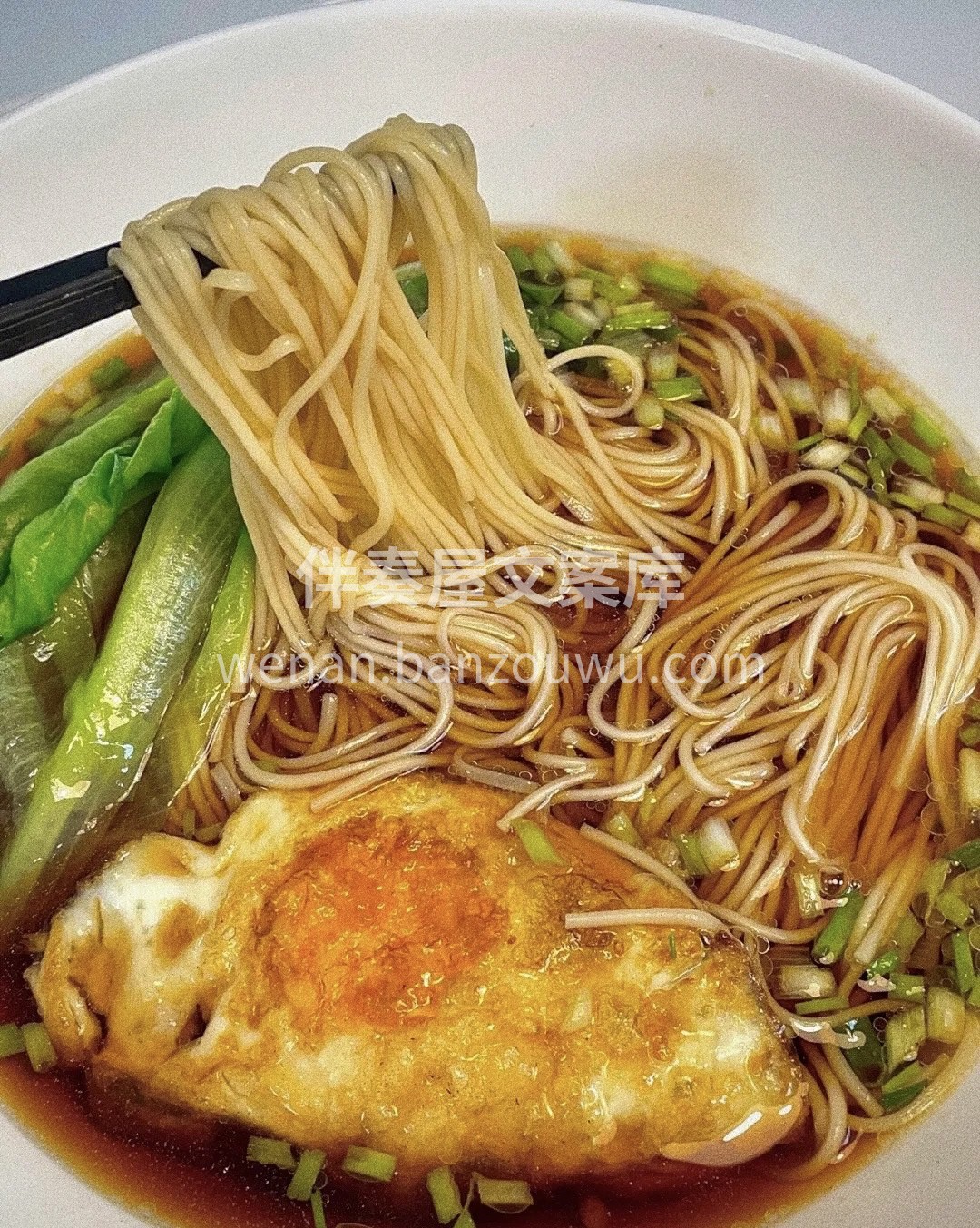阳春面，一把细面， 半碗高汤，一杯清水， 配图2