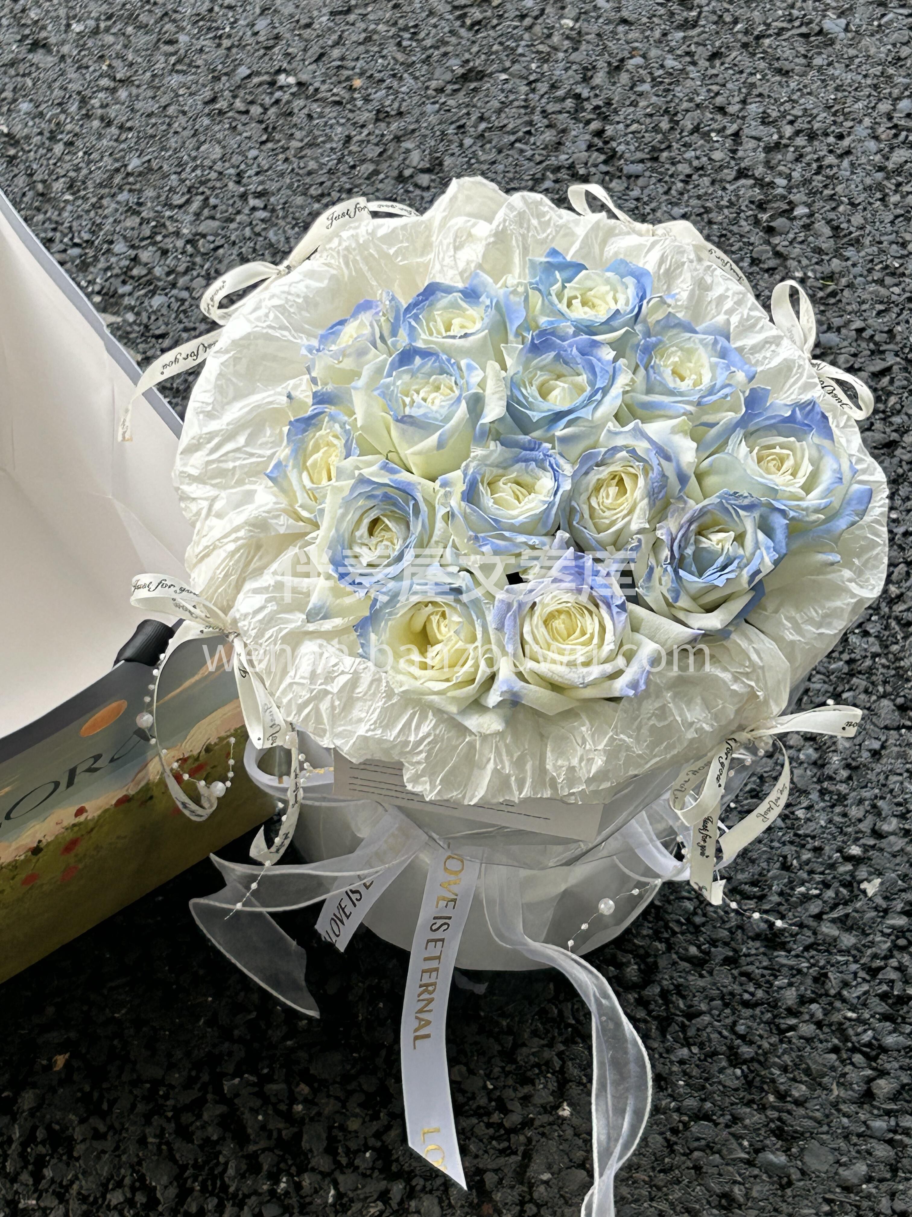 💙碎冰蓝玫瑰花束 它有一个很浪漫的花语： 配图1