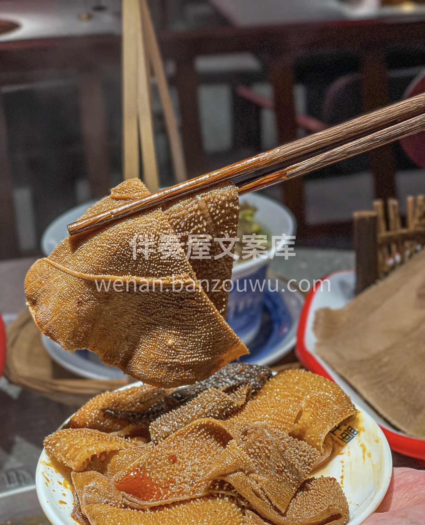 巴掌大的铺盖毛肚入红油，汁水浸透，够辣够 配图2