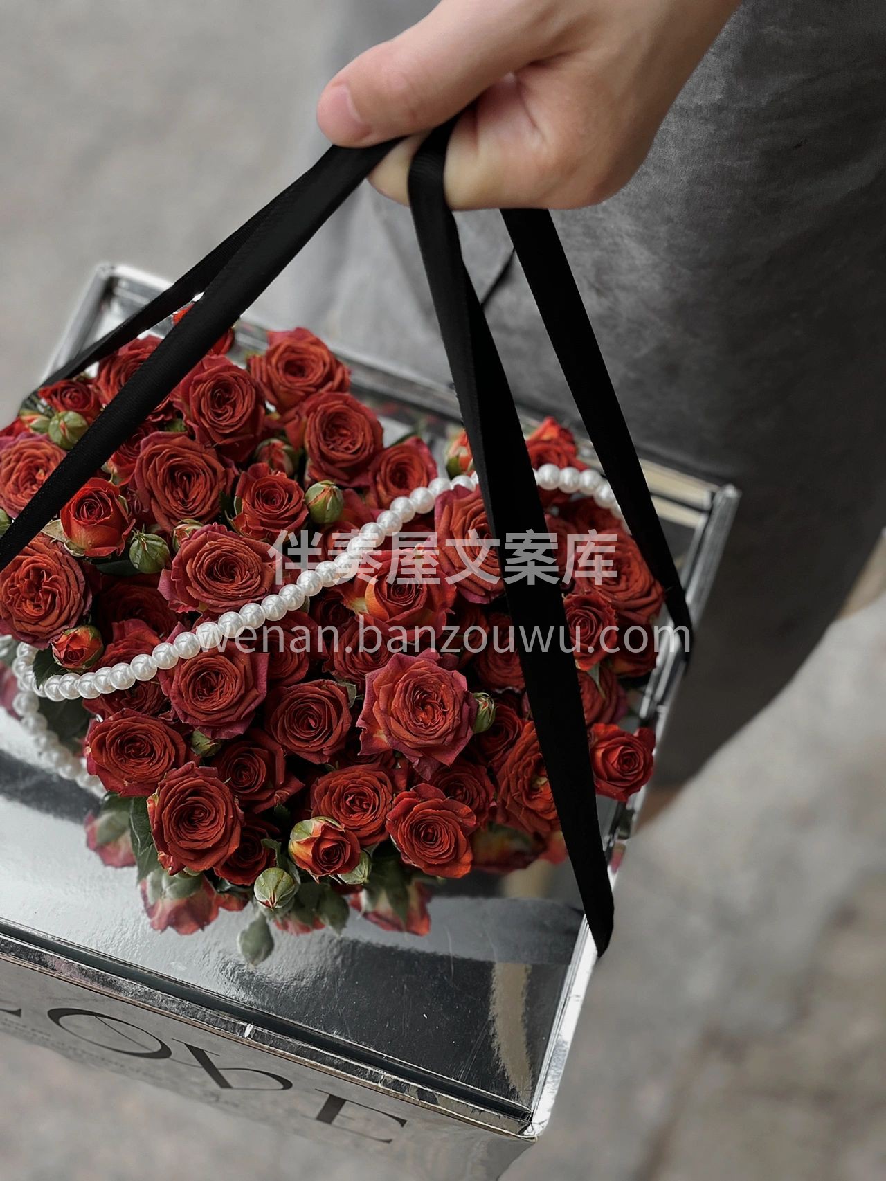 爱心玫瑰礼盒 银色手提花盒配上爱心❤玫瑰 配图3