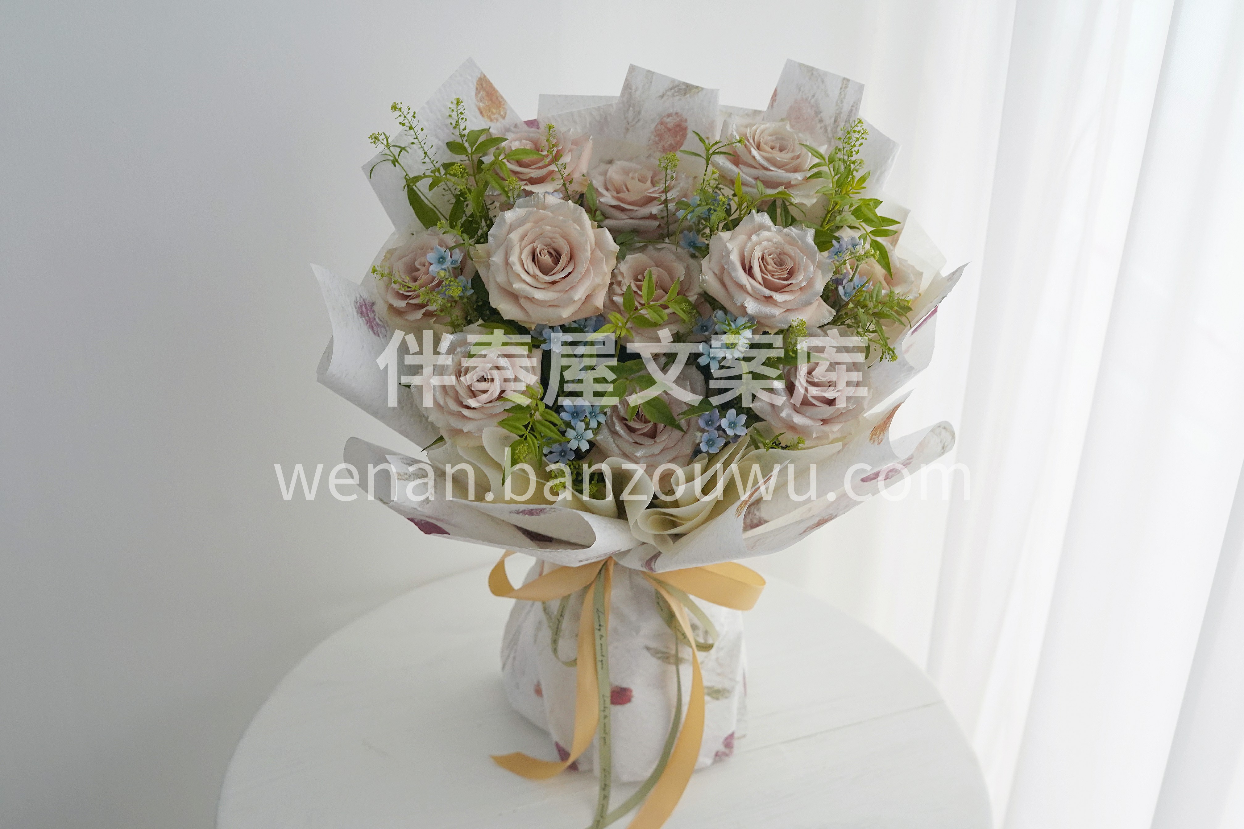 11朵流沙玫瑰花束 🌸小碎花的点缀下 如田埂边吹来自然的风🍃 配图1