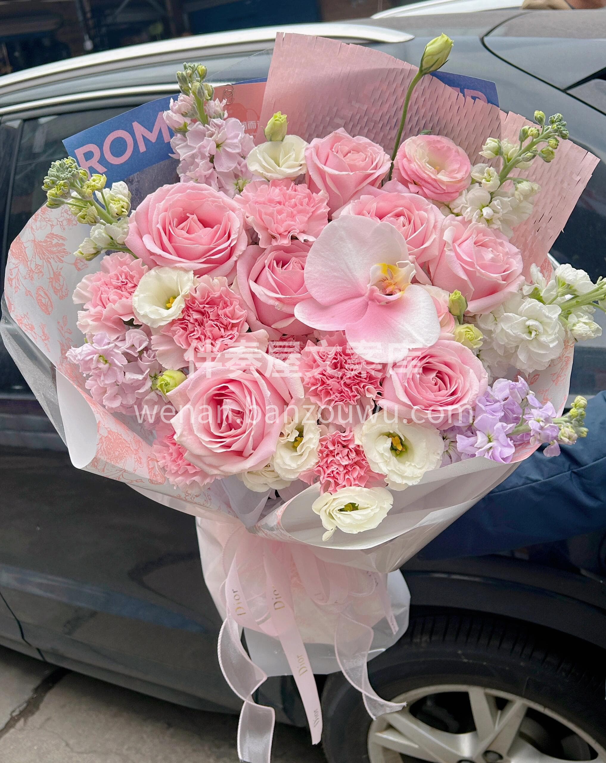手捧订婚花束💐 连呼吸都带着花香🌸 🎀甜蜜定格在这一刻 配图2