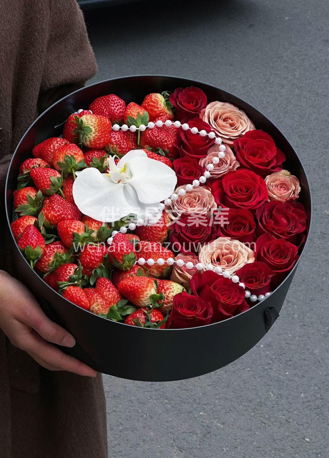 跨年暖心草莓花盒💖 把冬日的甜草莓🍓藏进鲜花簇拥的礼盒💝 这 配图1