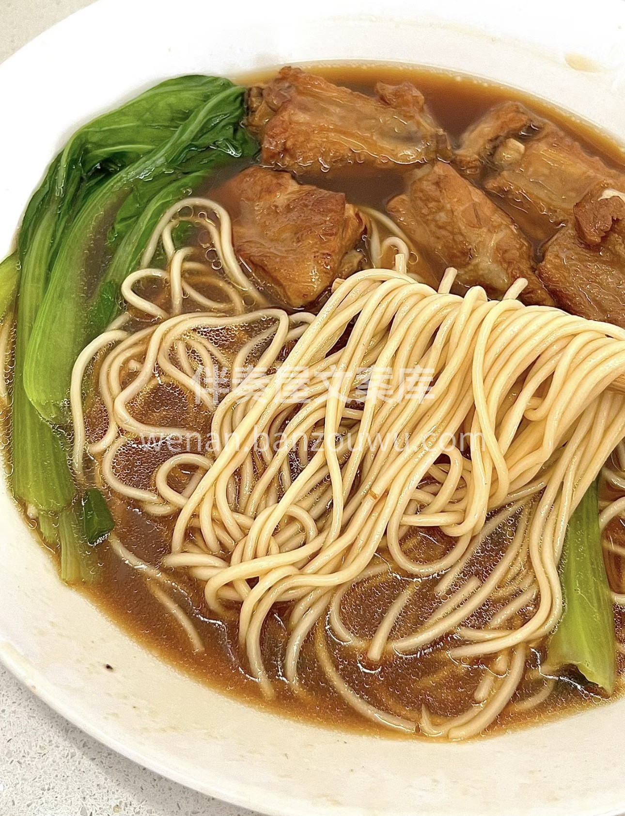 红烧排骨面，那一块块色泽红亮的排骨，散发 配图2