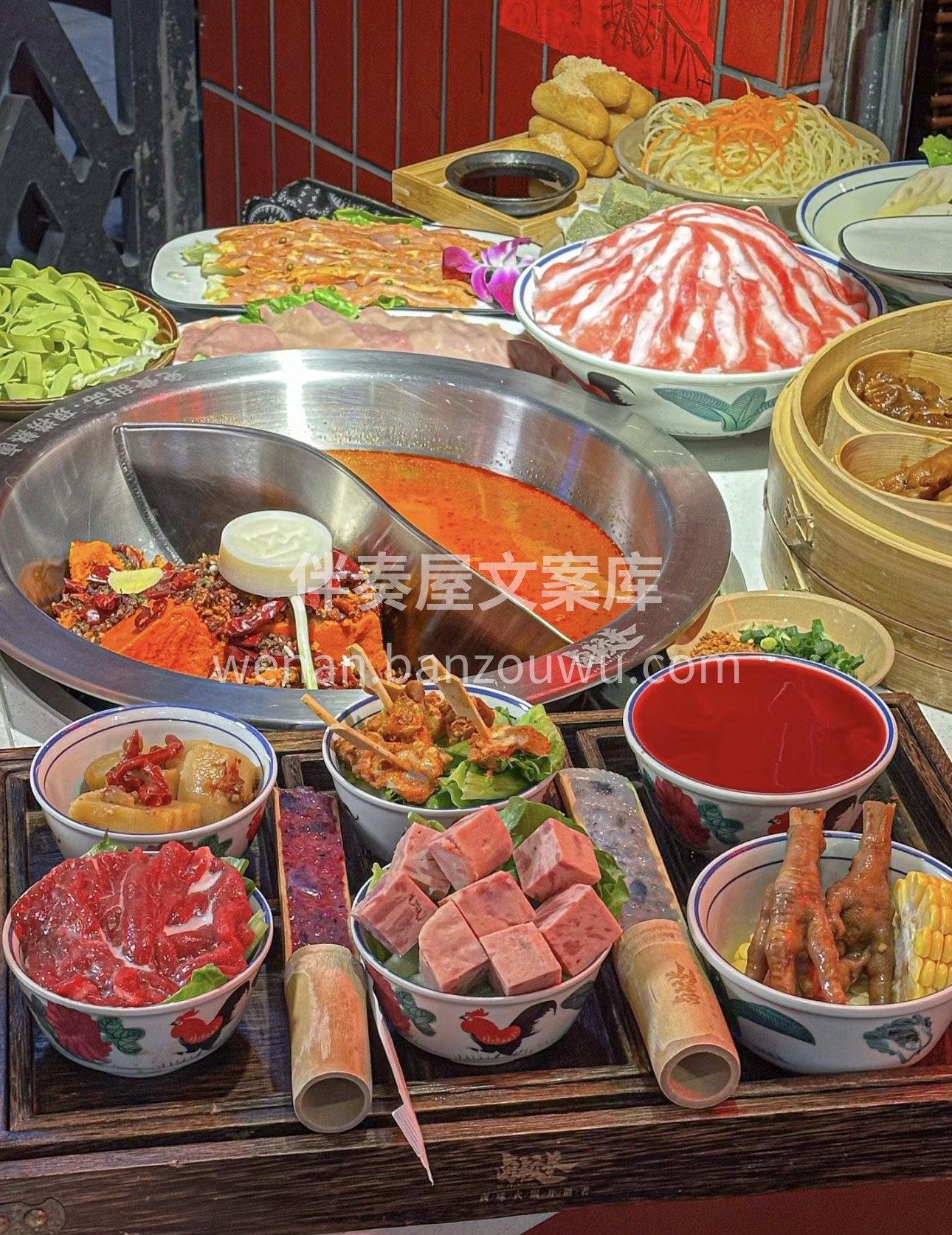 红汤翻滚，食材跳跃，麻辣鲜香刺激着味蕾， 配图2