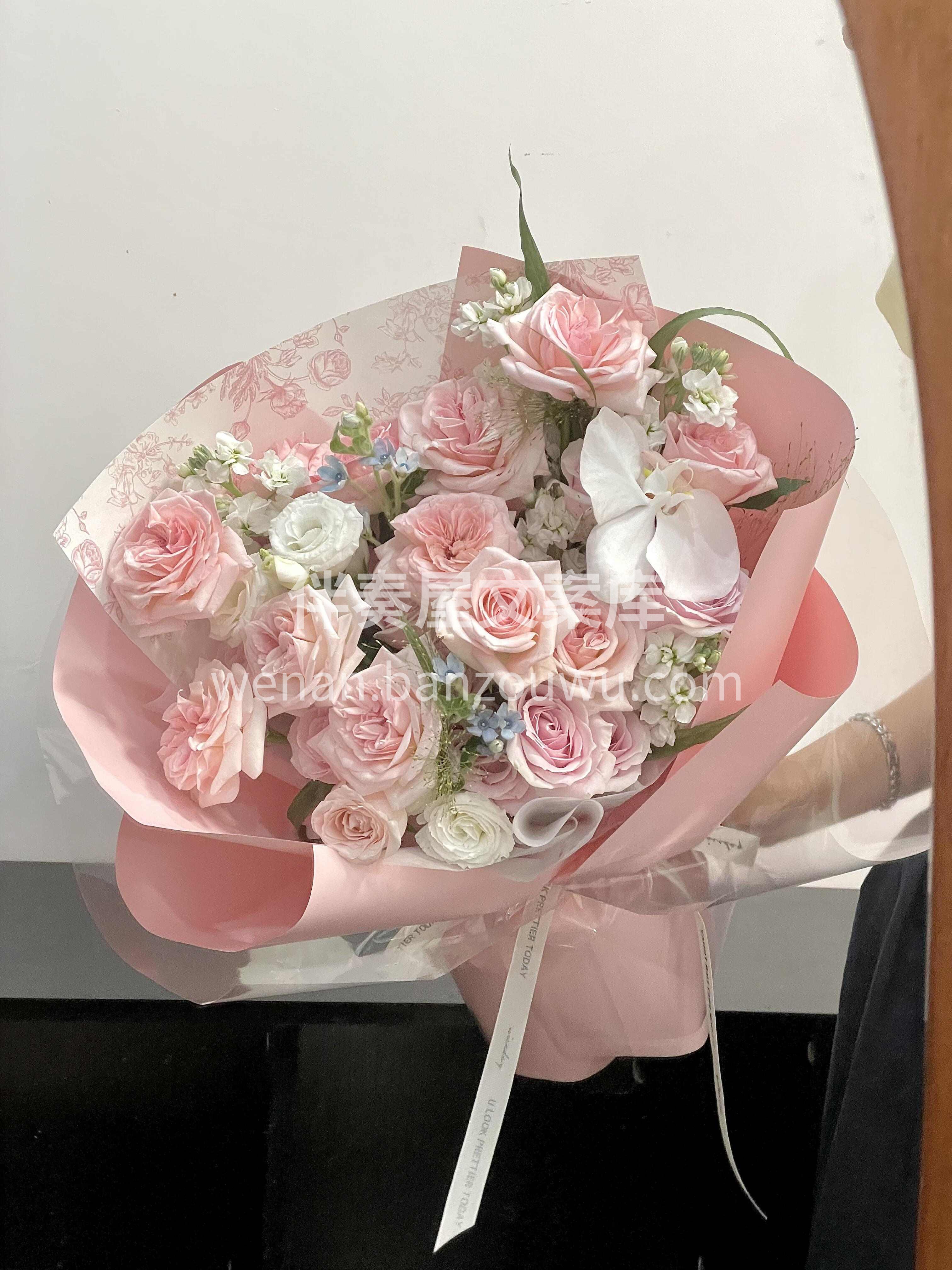 🌸温柔粉色系花束 超适合作为即将到来的情人节花礼 冒着粉红泡 配图2