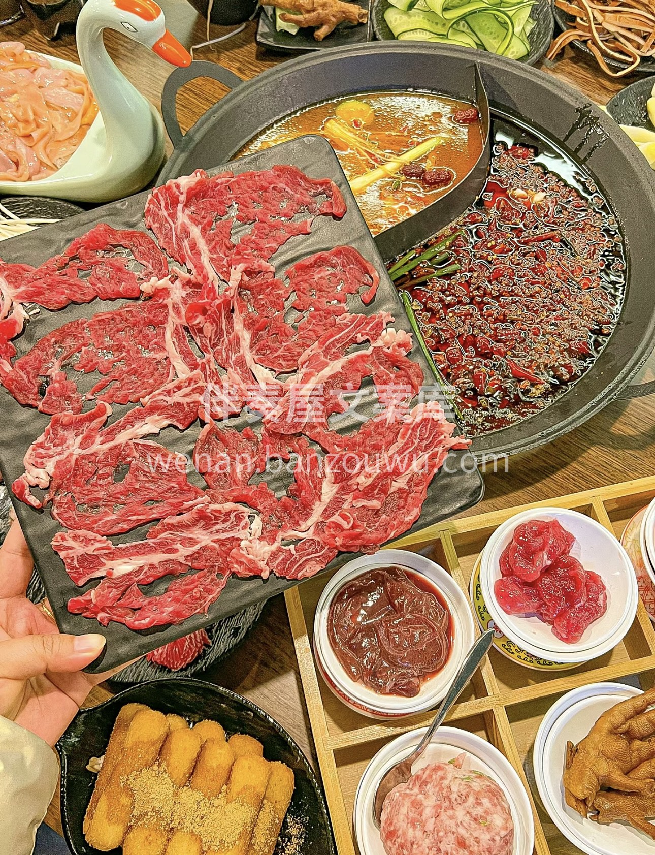 新鲜的牛肉摆在盘中，如艺术品般诱人。夹起 配图1