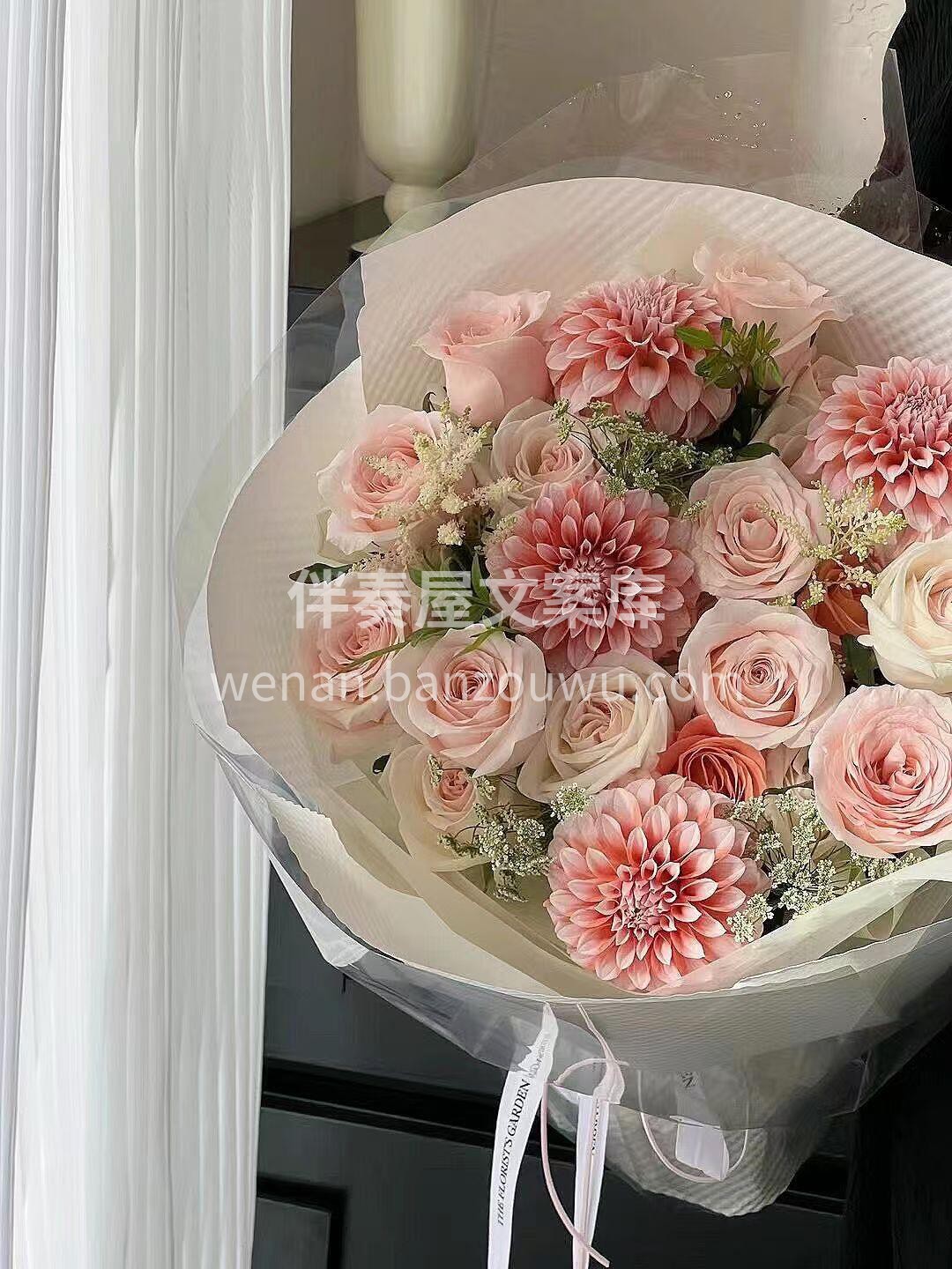 圆形粉色混搭花束🌷 每片花瓣都舒展得刚好 阳光落在花瓣上🌸  配图1