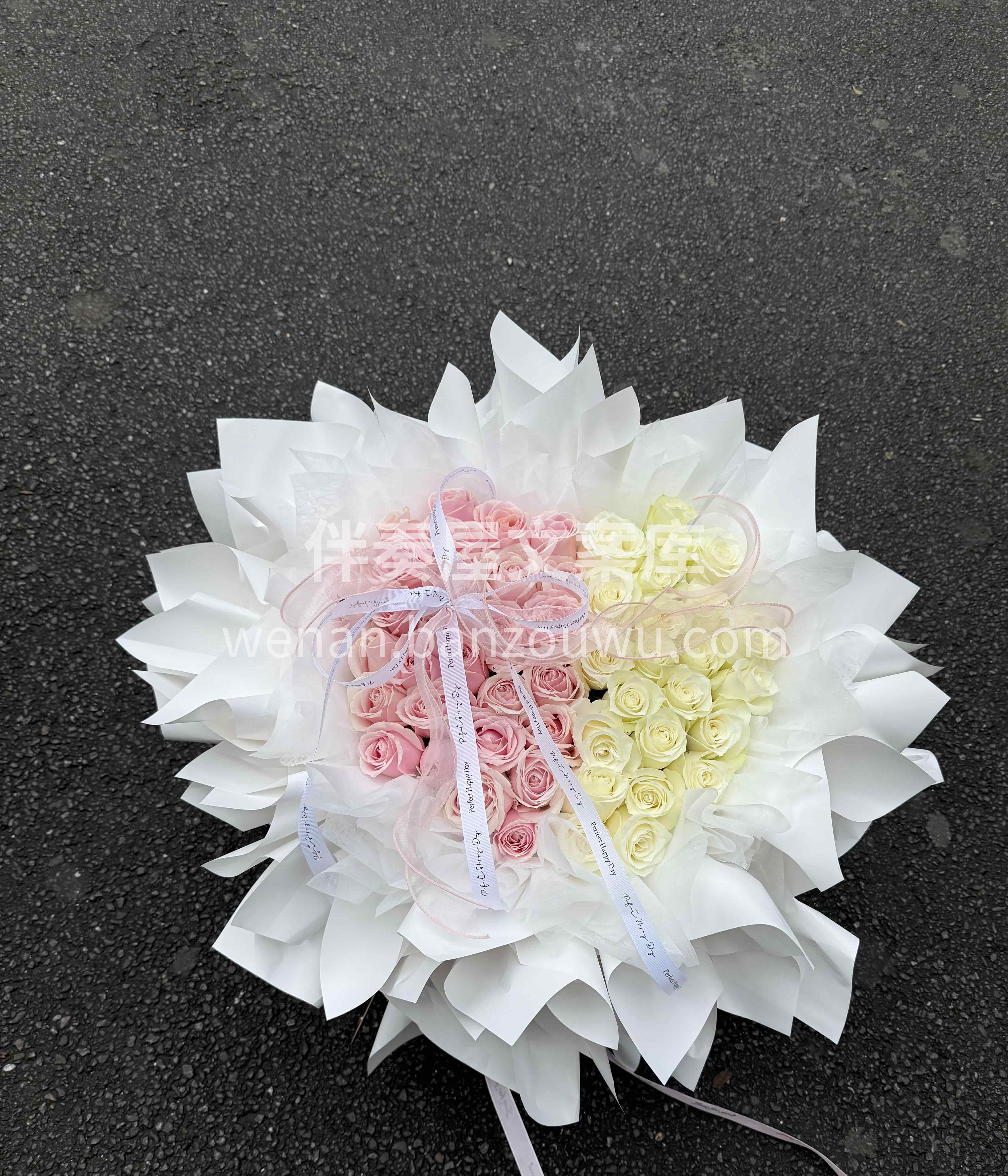 粉白爱心双拼玫瑰花束美到犯规啦🎀 温柔粉色与纯洁白色💕 组成 配图3