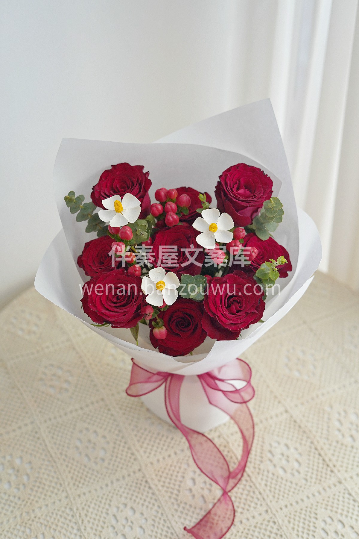 红玫瑰小花束🌿🌹 高原红玫瑰如炽热心跳 小白花🌼似温柔梦呓  配图3