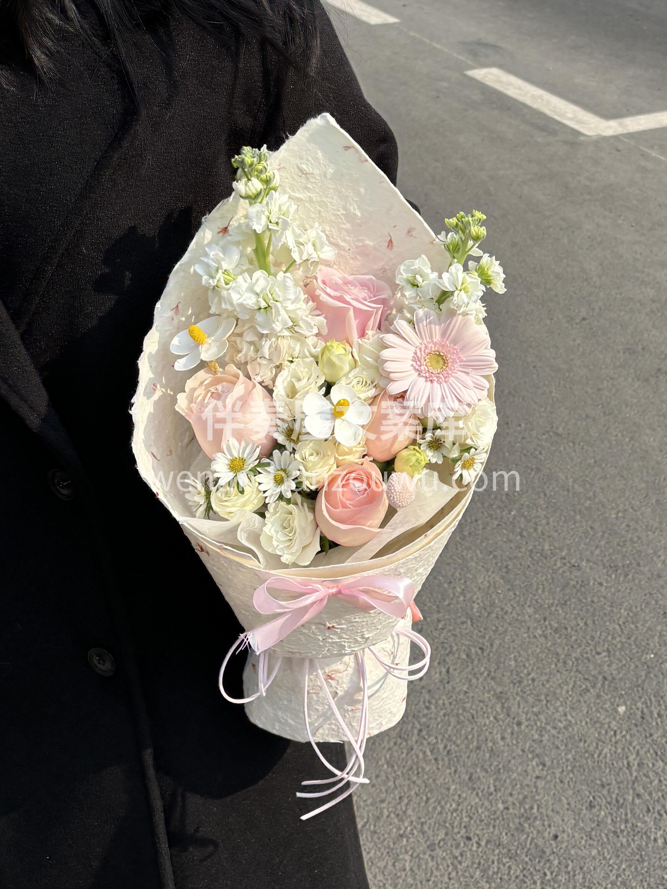 送女生小花束💐 愿今日有花🌸 有笑 有爱 配图1