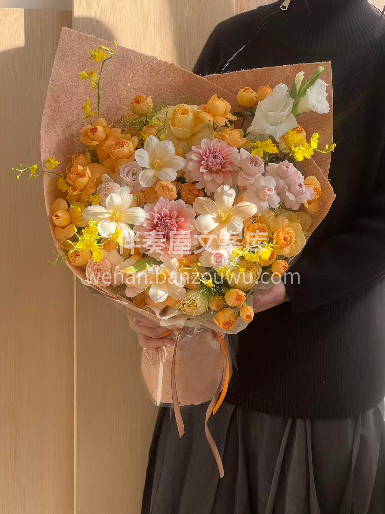黄橙系花束💐🧡 是打翻了的阳光调色盘🎨 把明媚与活力全装进花 配图1