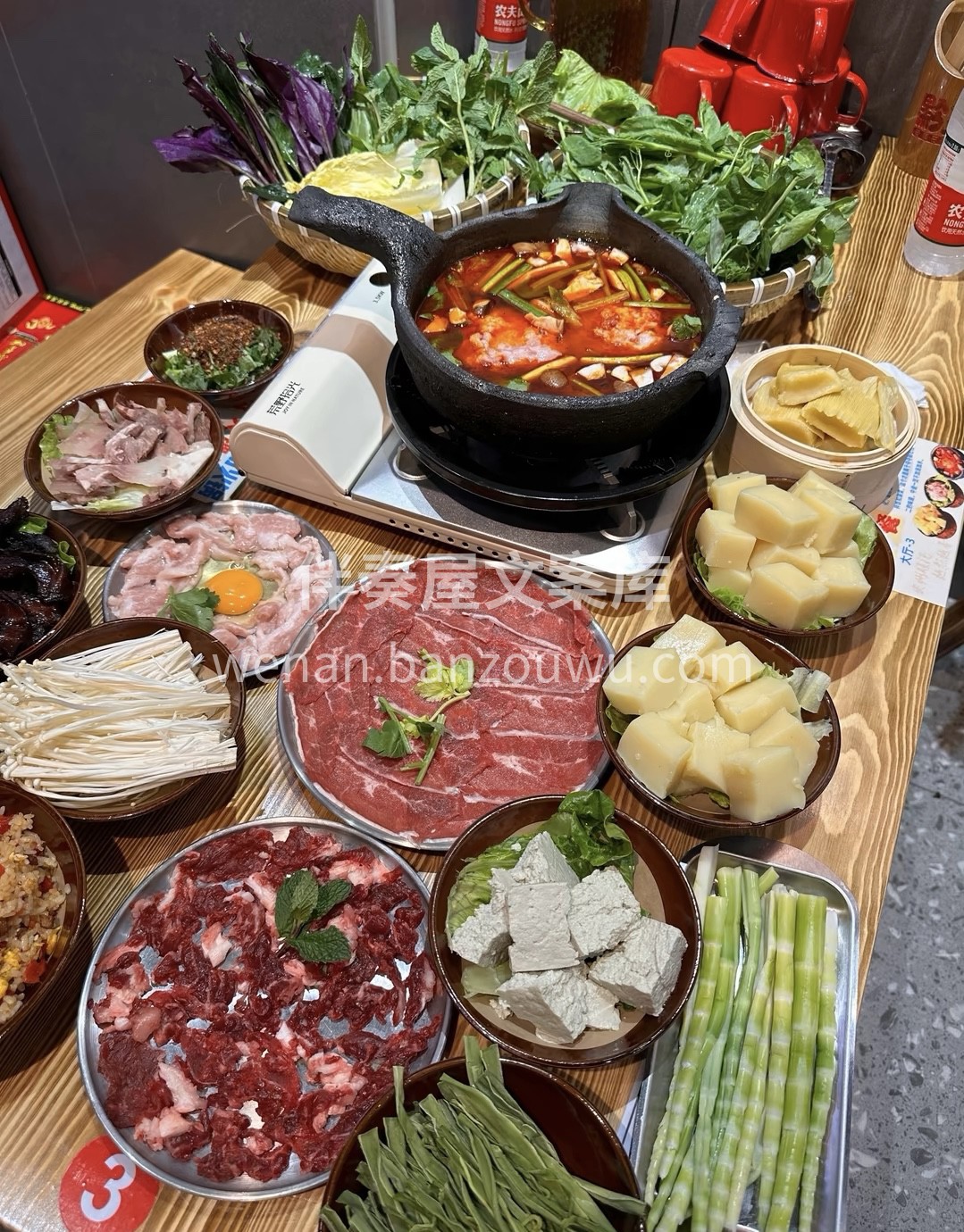 嘿～宝子们 恋爱可以慢慢谈，火锅一定要趁 配图1