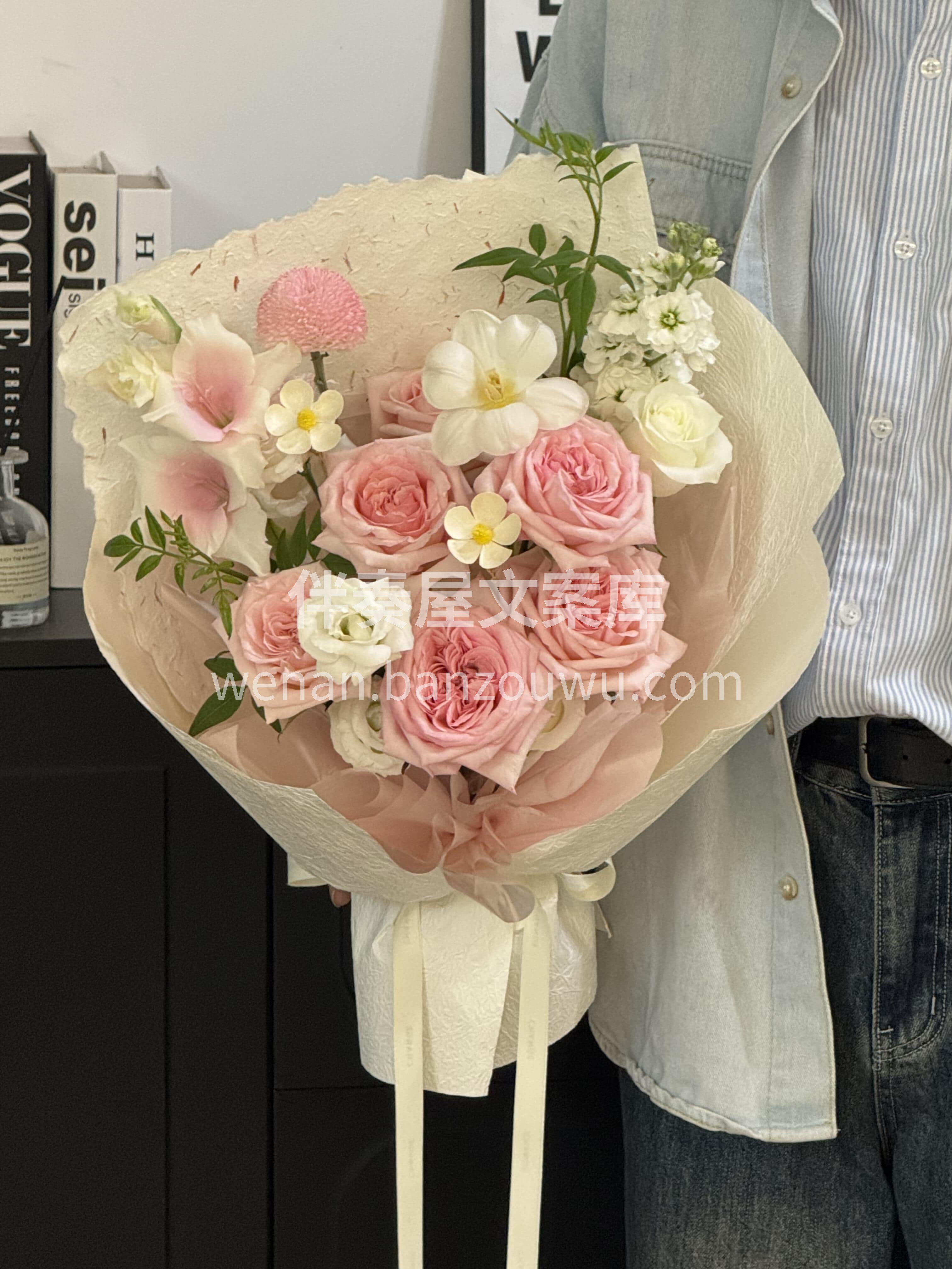 不抢眼却超耐看的粉色小花束 藏着细碎的美好🌸拿在手里🌷 连空 配图2