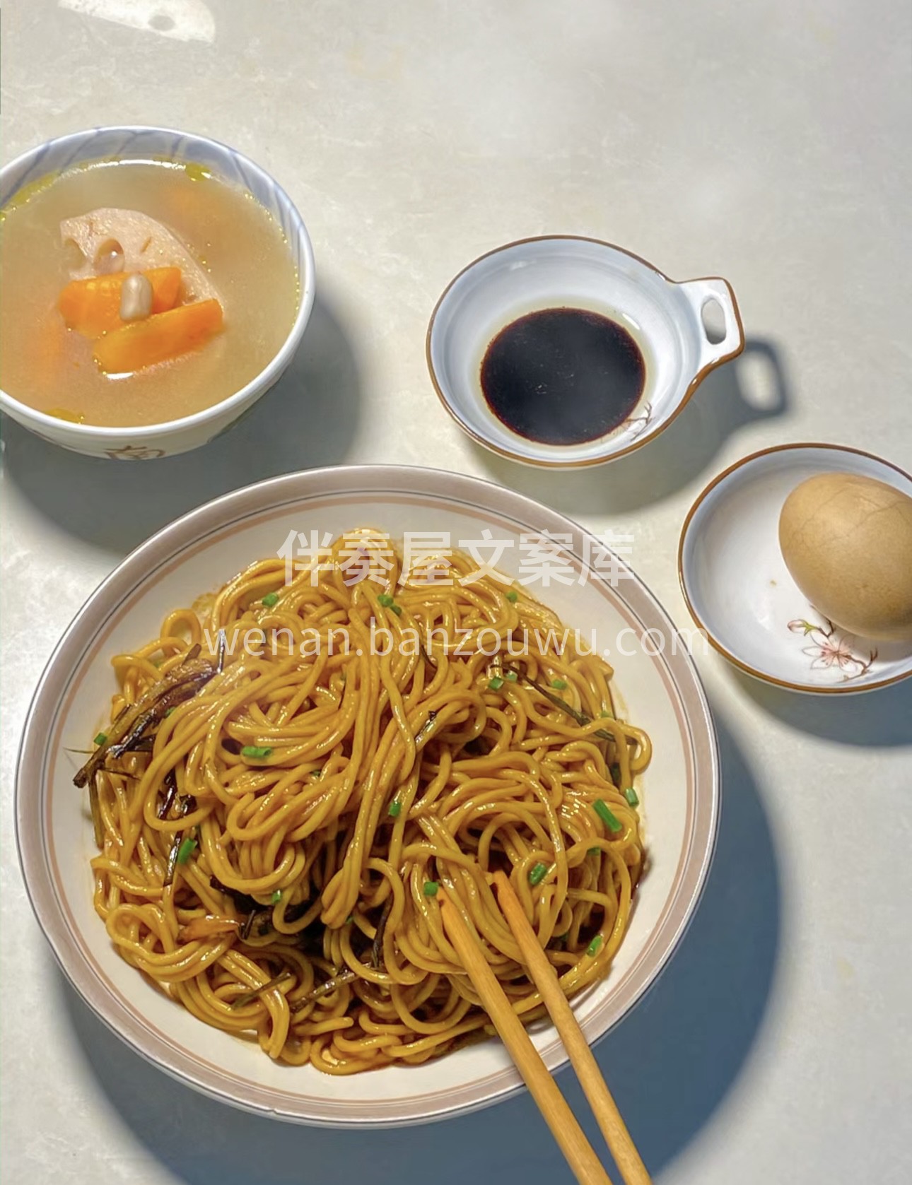 一碗葱油拌面，看似简单却蕴含着无穷魅力。 配图2