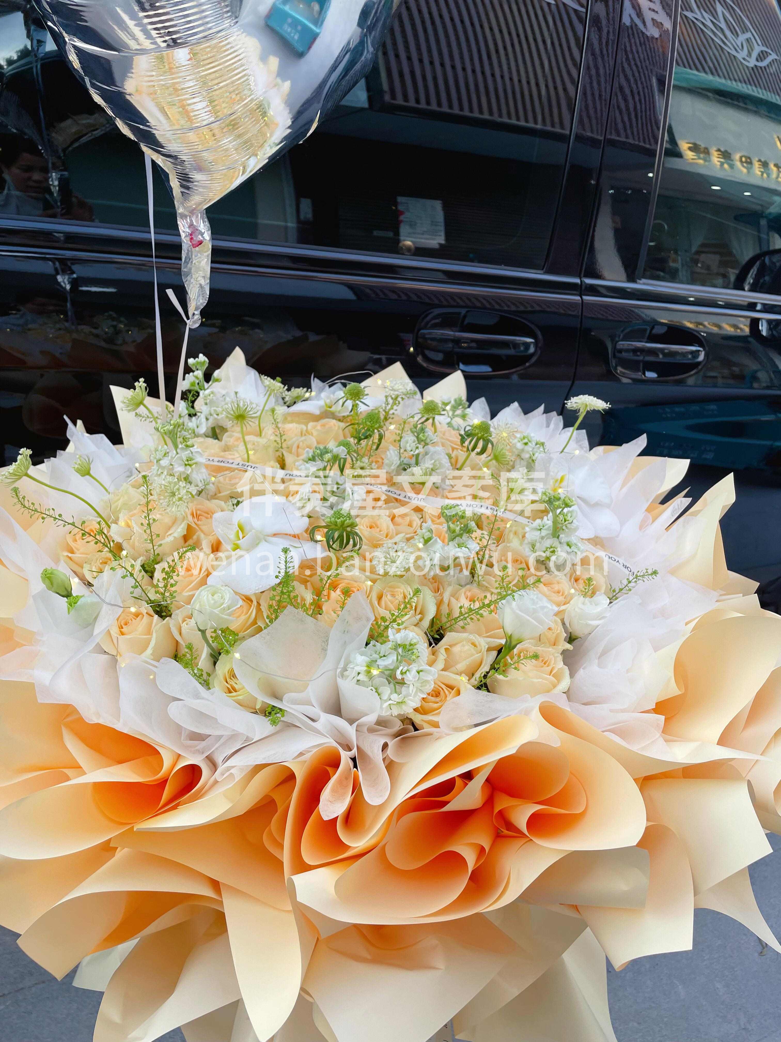 大束的香槟玫瑰💛 是温柔的高调 光看着这分量🏵️ 就知道藏了 配图2