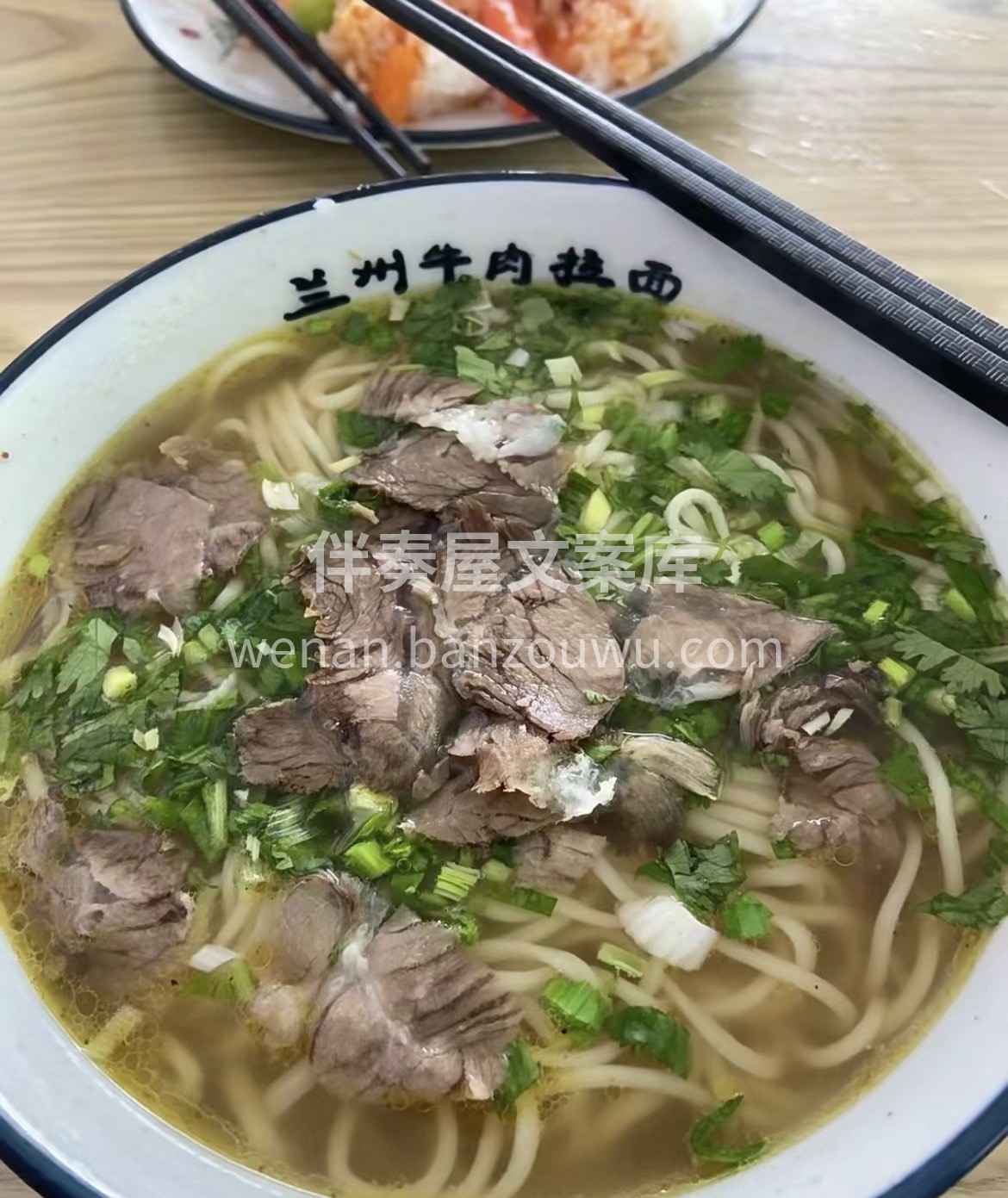 面香四溢，撩动味蕾。专业厨师，精心煮面。 配图2