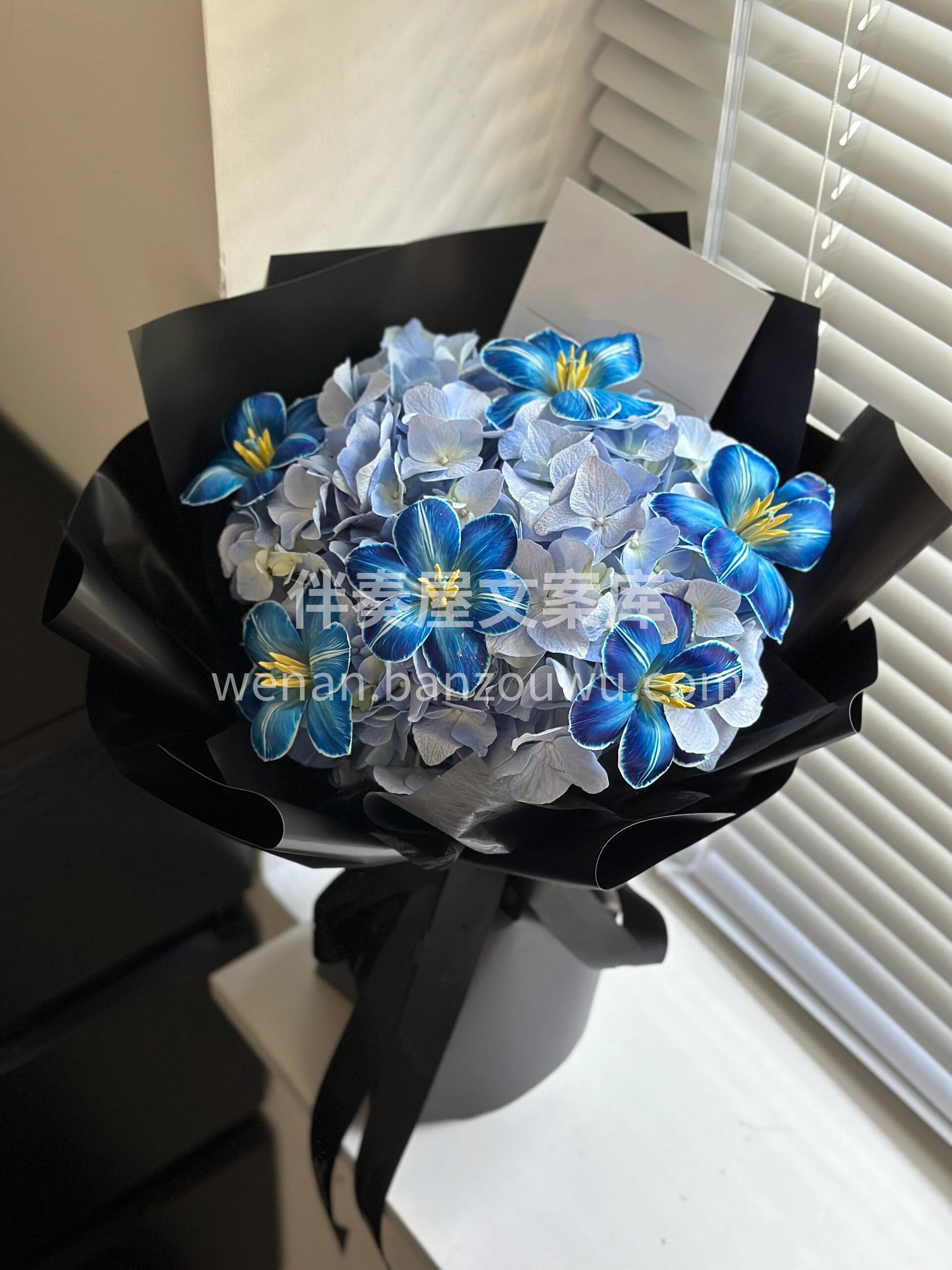 💙午夜蓝郁金香绣球花束 好像几只🦋蝴蝶停 配图2