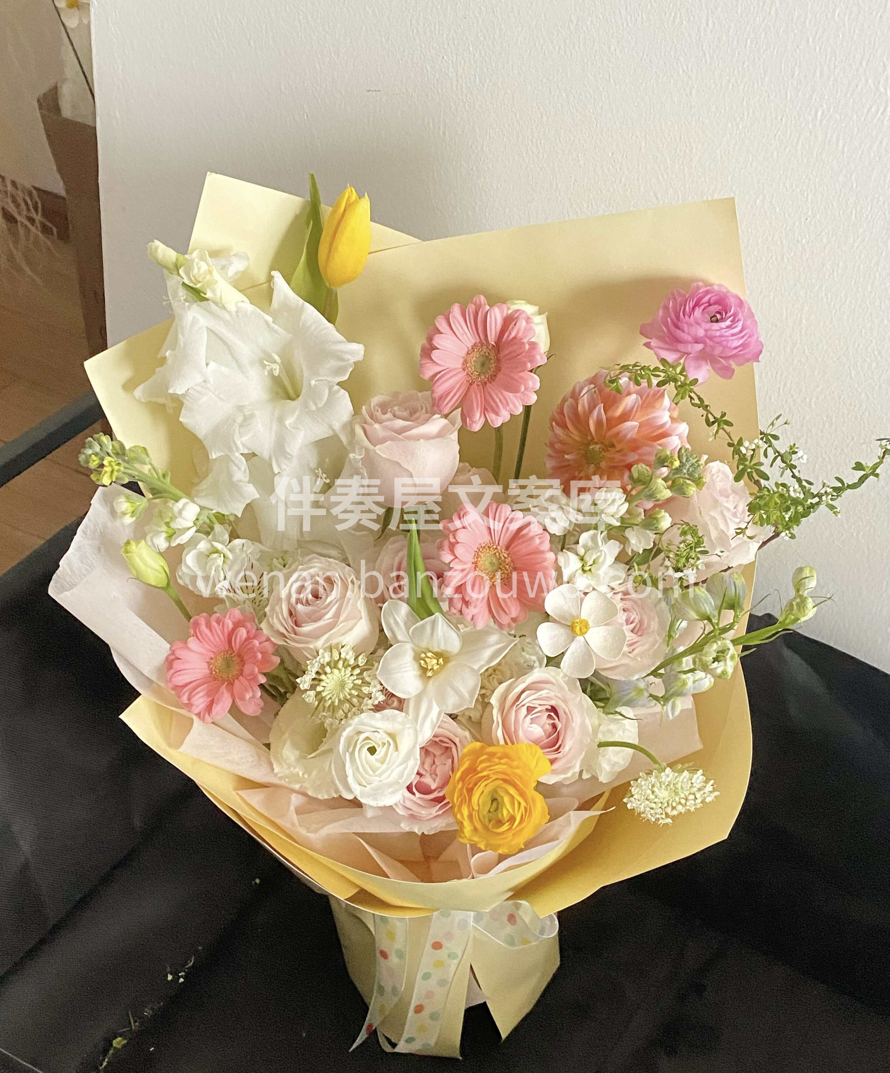 一个粉黄色系温暖的花束💐 日落尤其温柔🌇 人间皆是浪漫 顾客 配图1