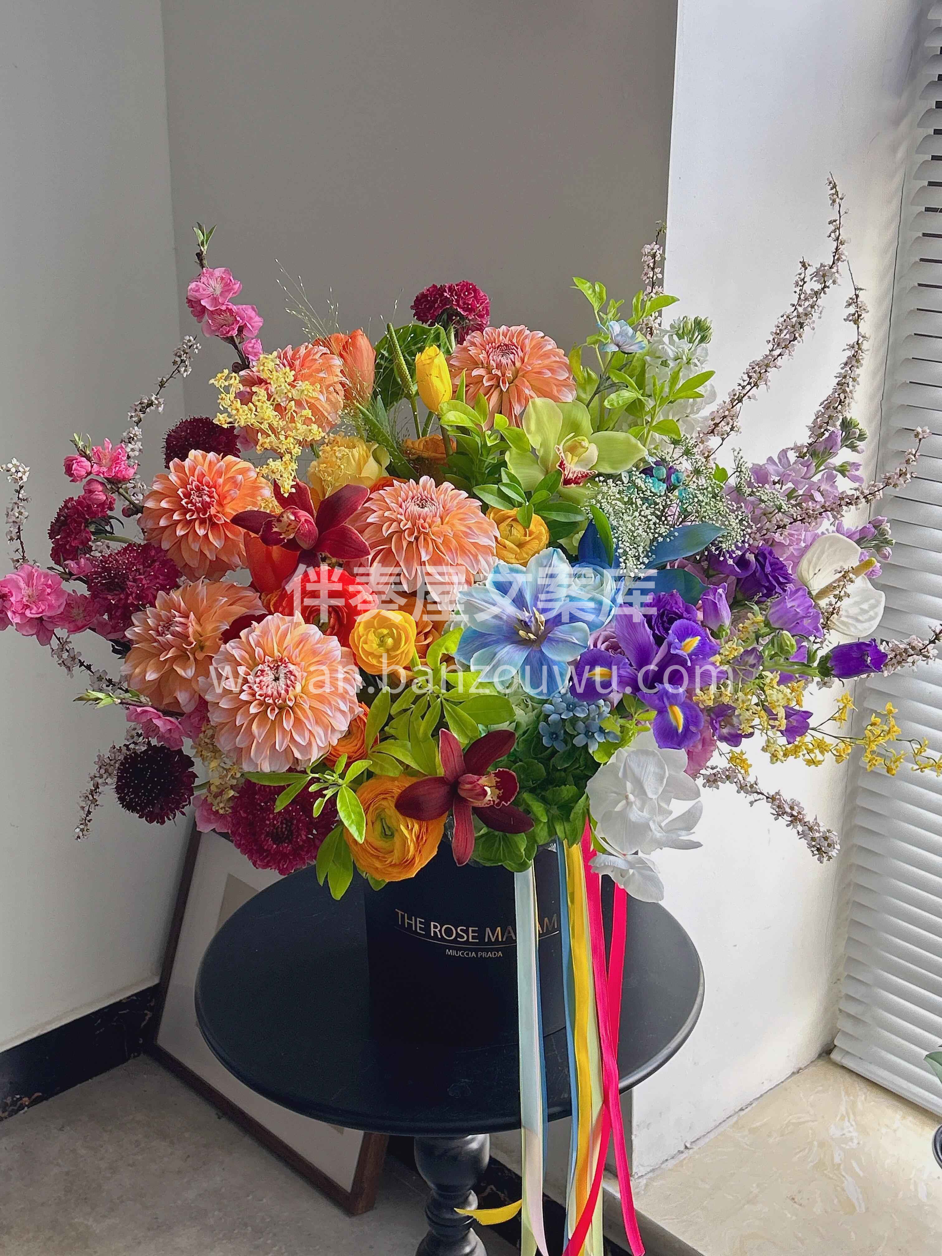 这桶彩色抱抱桶太绝了✨ 多种花色错落搭配🌸高级感拉满 抱在怀 配图3