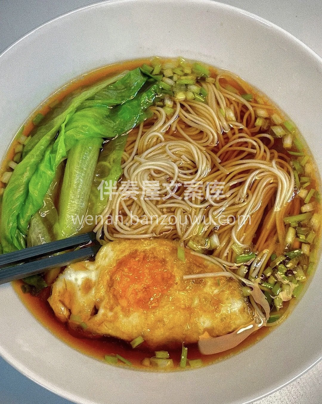 阳春面，一把细面， 半碗高汤，一杯清水， 配图1