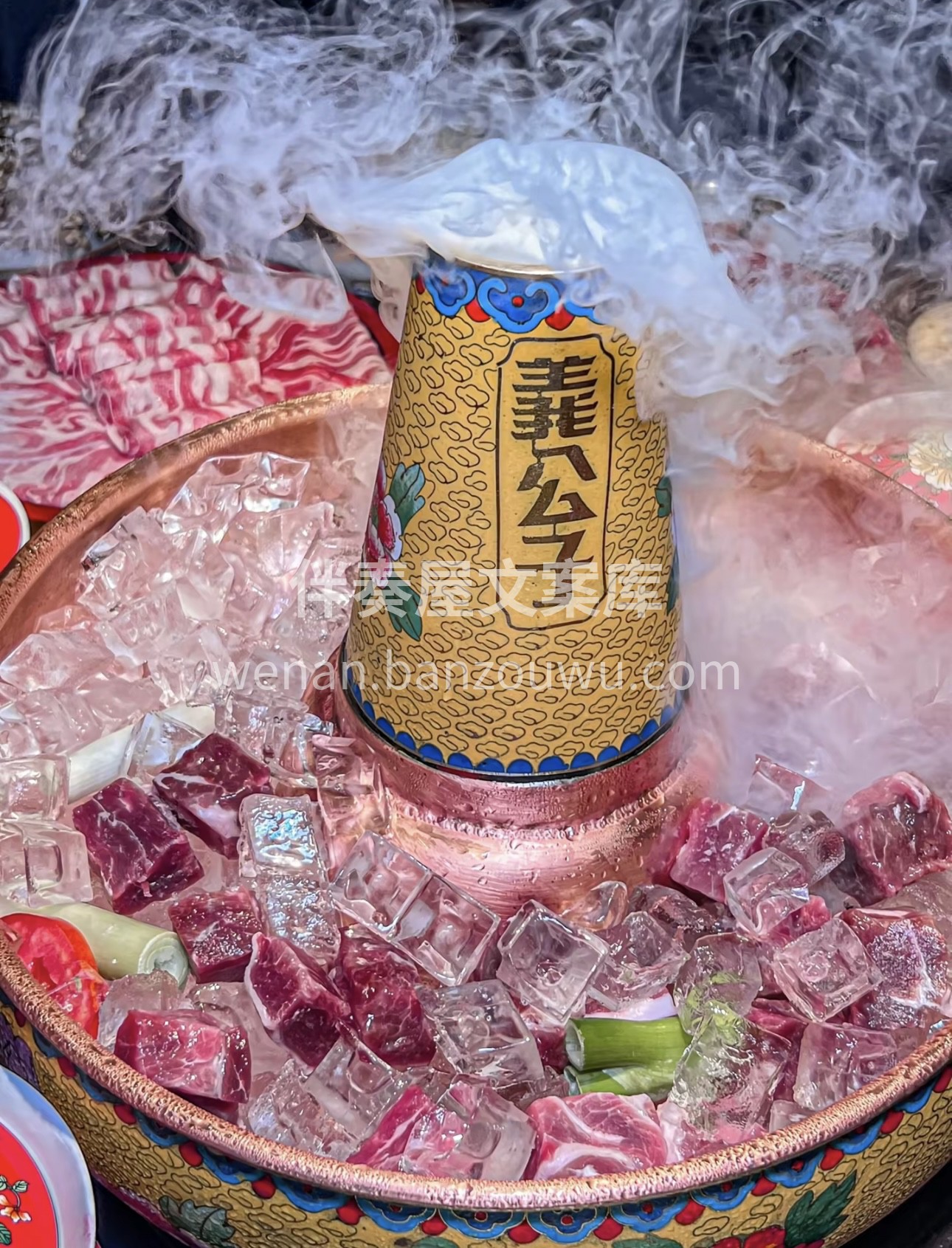 点烟拨火，锅内滚滚热气腾腾，朋友们在一起 配图3