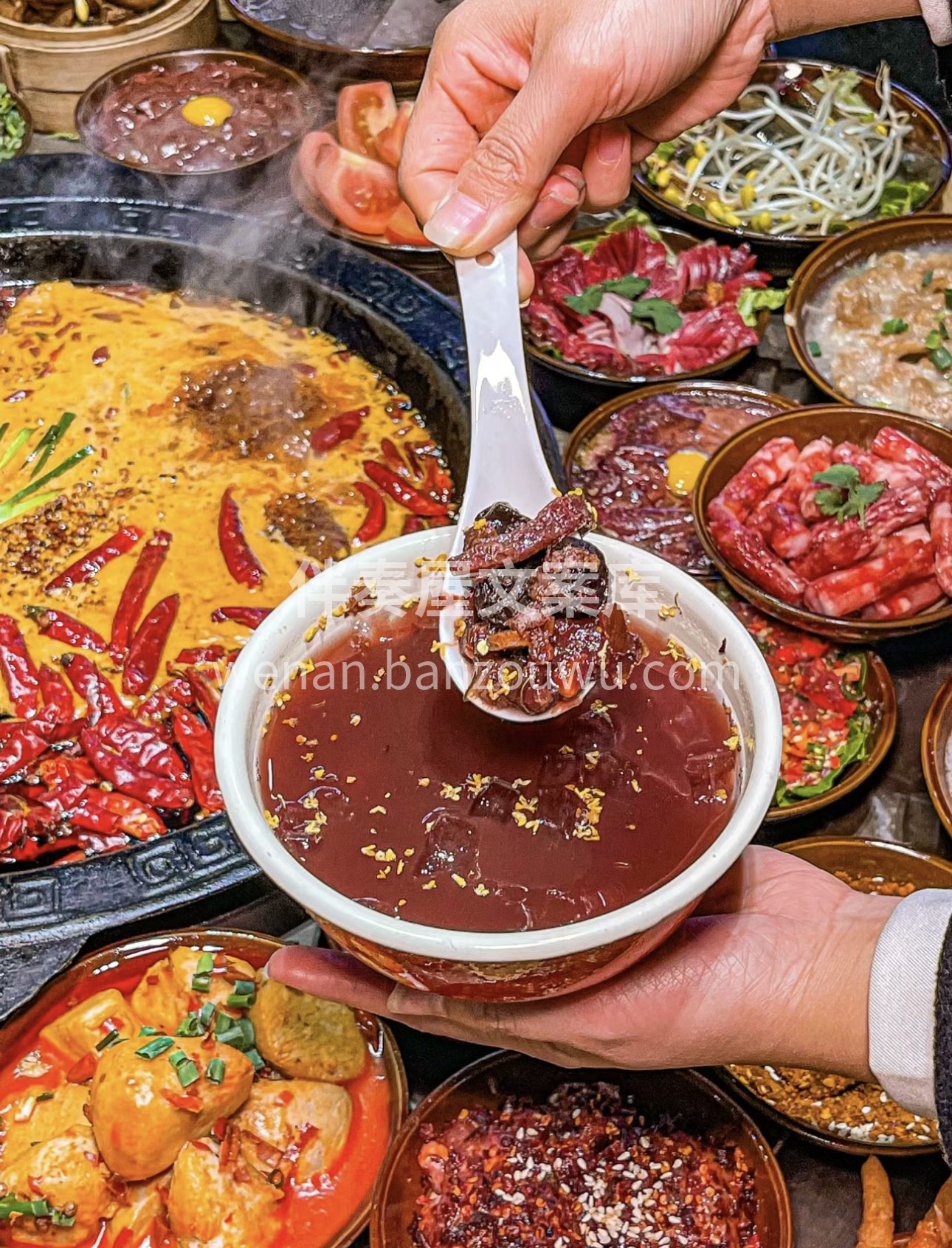 火锅店内热气腾腾，食材在锅中跳跃。香辣气 配图3
