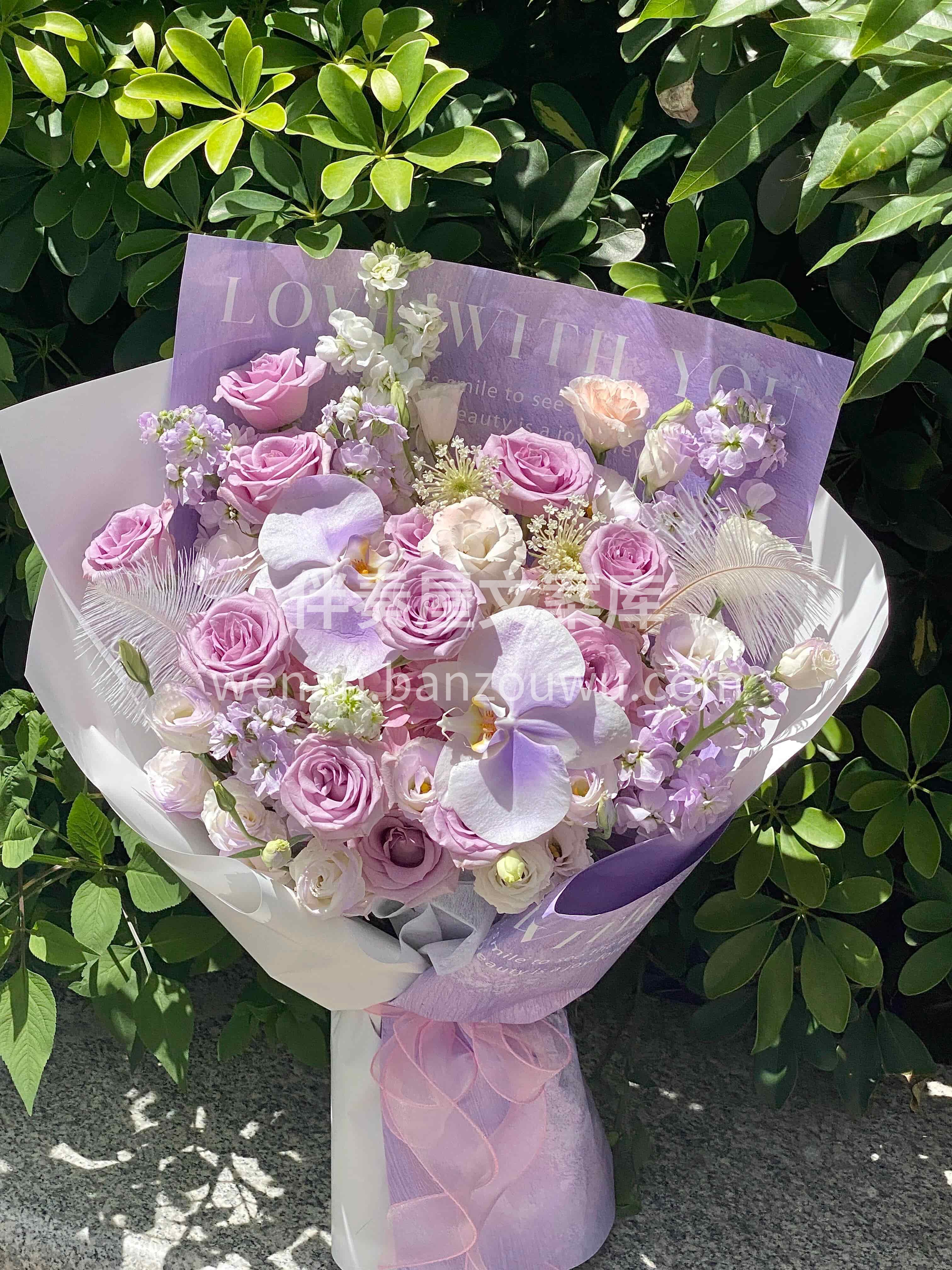 紫色系花束自带柔光滤镜✨ 把所有温柔的心事💕 都藏进层层花瓣 配图1