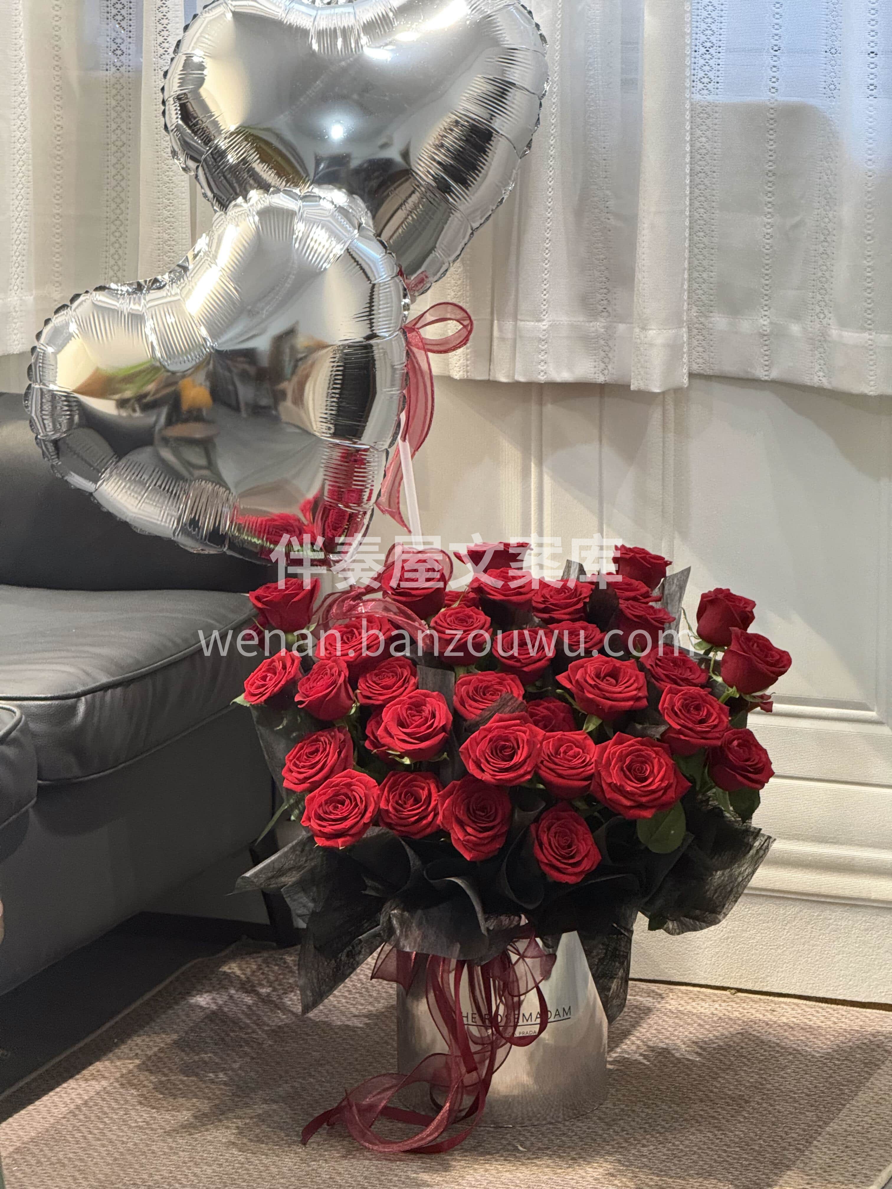 33支红玫瑰抱抱桶❤️永远炽热的红玫瑰🌹 玫瑰肆意生长🎈爱意 配图3