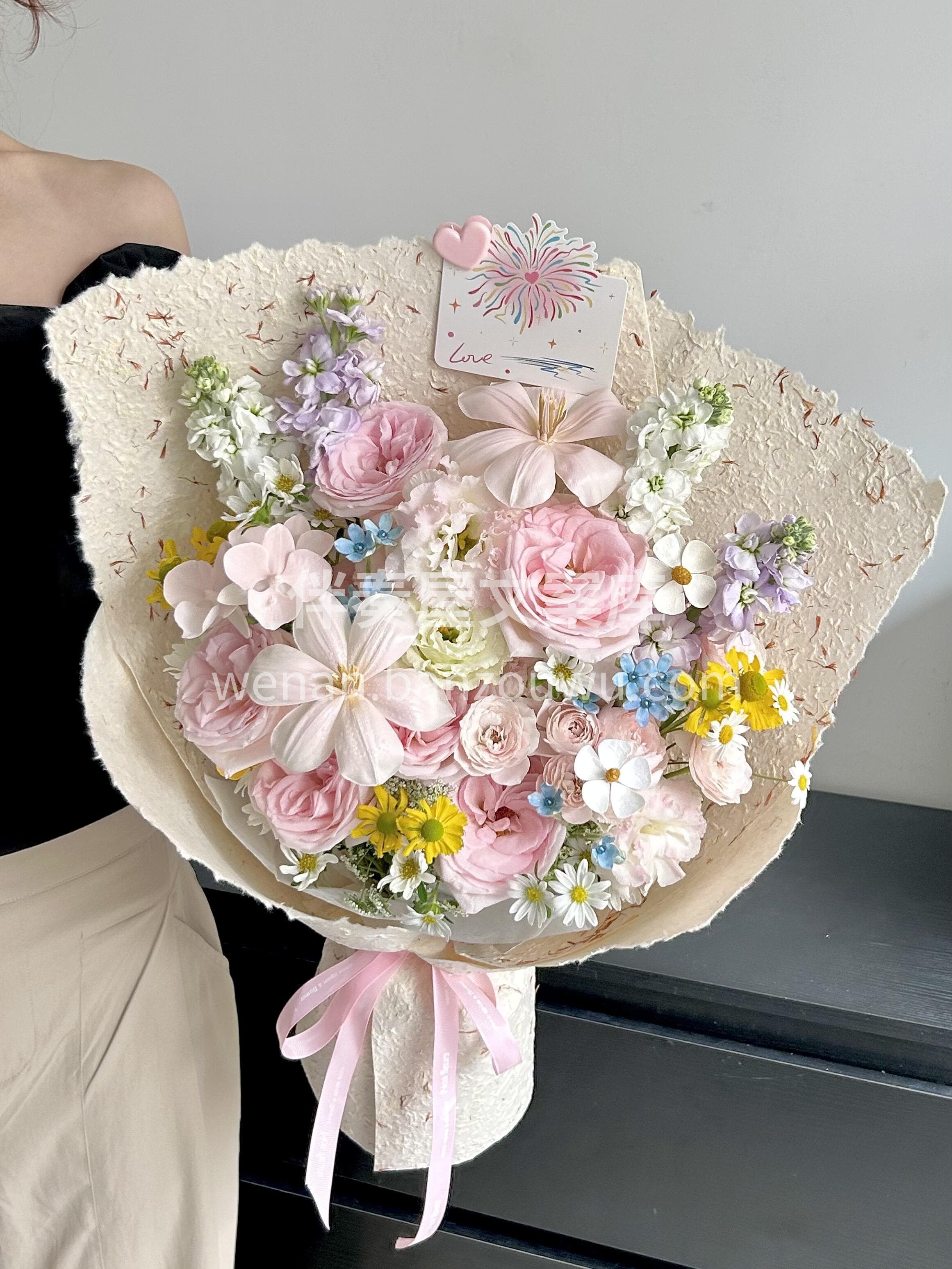 今日份的好心情🎀是彩色的🌈 把多种温柔🌷揉进一束花里🌸 配图1