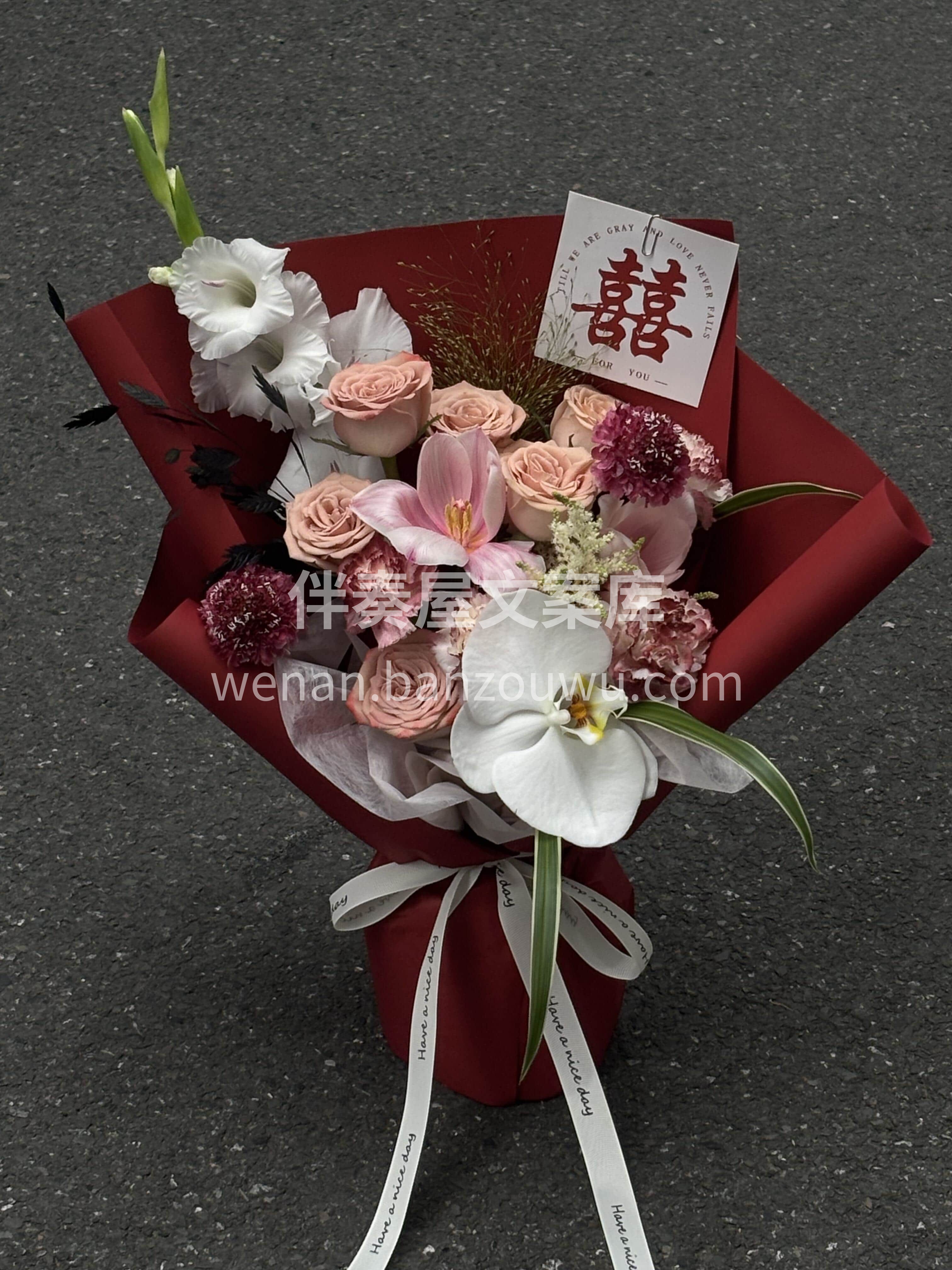小巧精致订婚花束🌹 恰似我们的爱情 从心动到心安❤️ 从此携 配图1