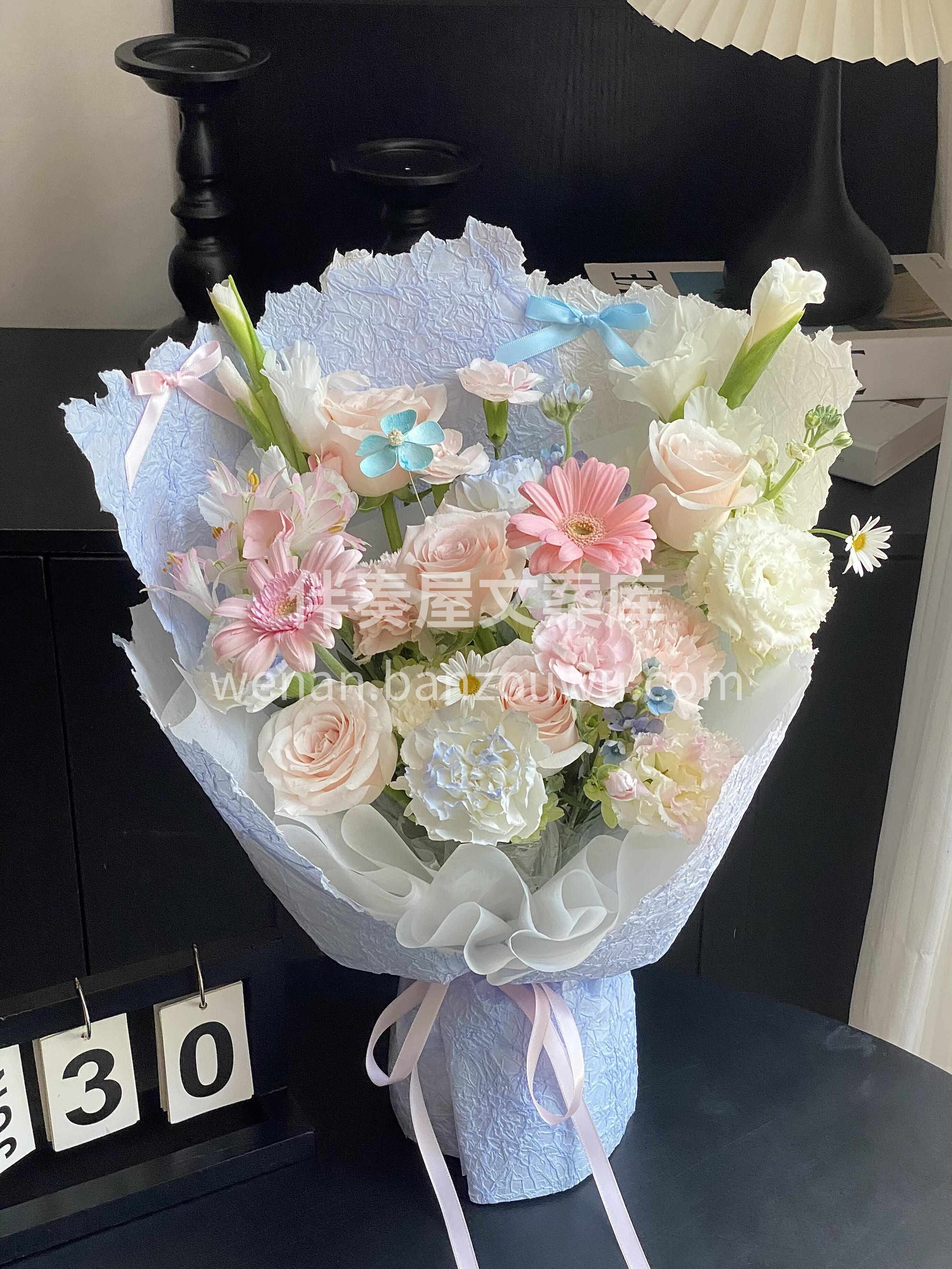 治愈系粉蓝色混搭花束💐 🌸浅粉是心动的序章 深蓝是永恒的终章 配图1