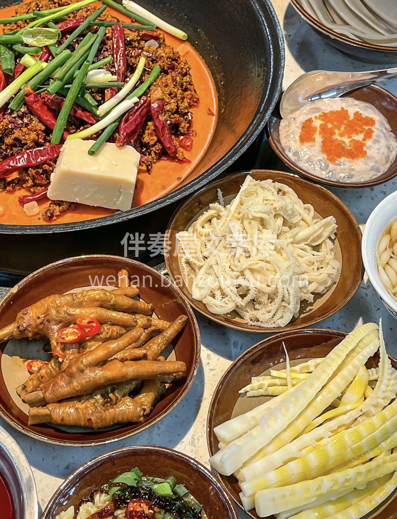 嘿！来尝尝重庆火锅，那锅底红得像辣椒在跳 配图3