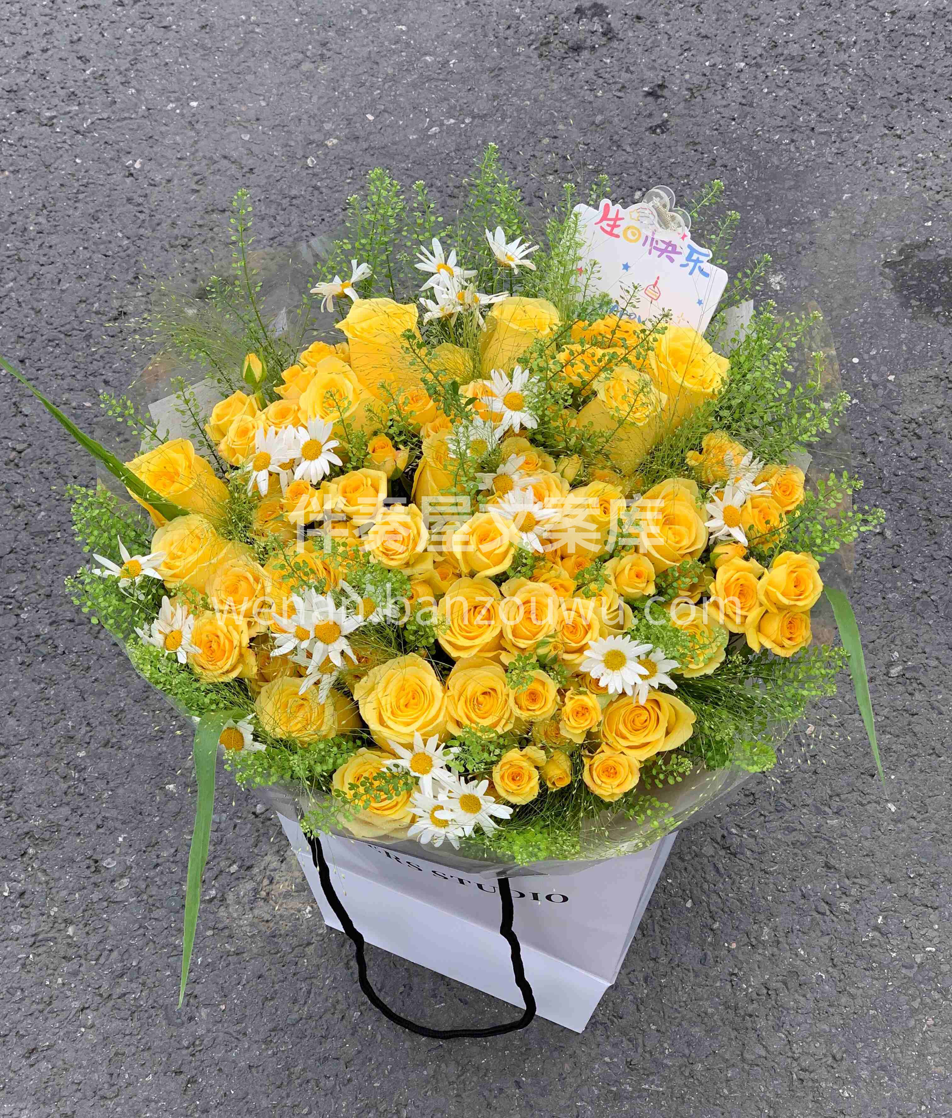 用一束清新黄玫瑰花束💐 给生日添一份温柔 配图1