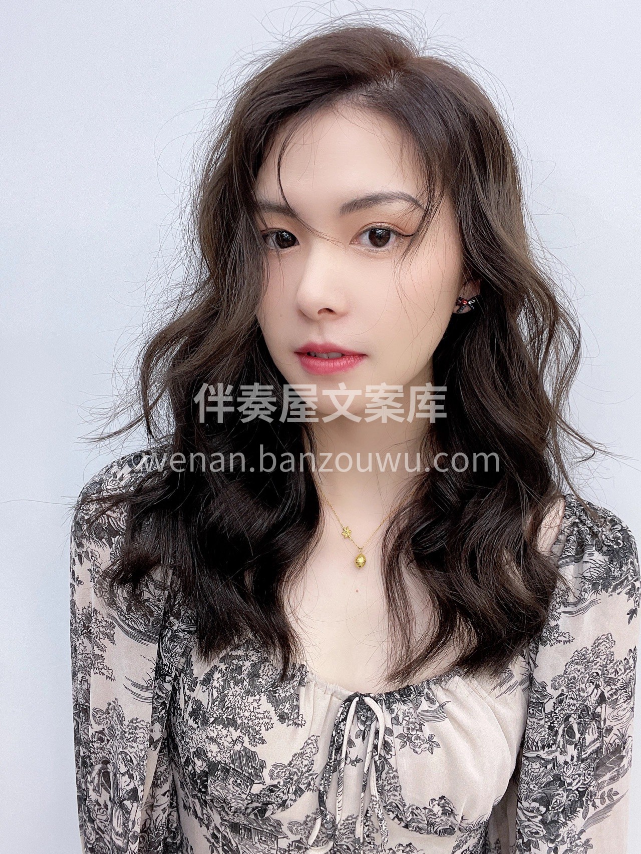 港风复古卷 时尚回流烫发 蓬松自然搭配深 配图3