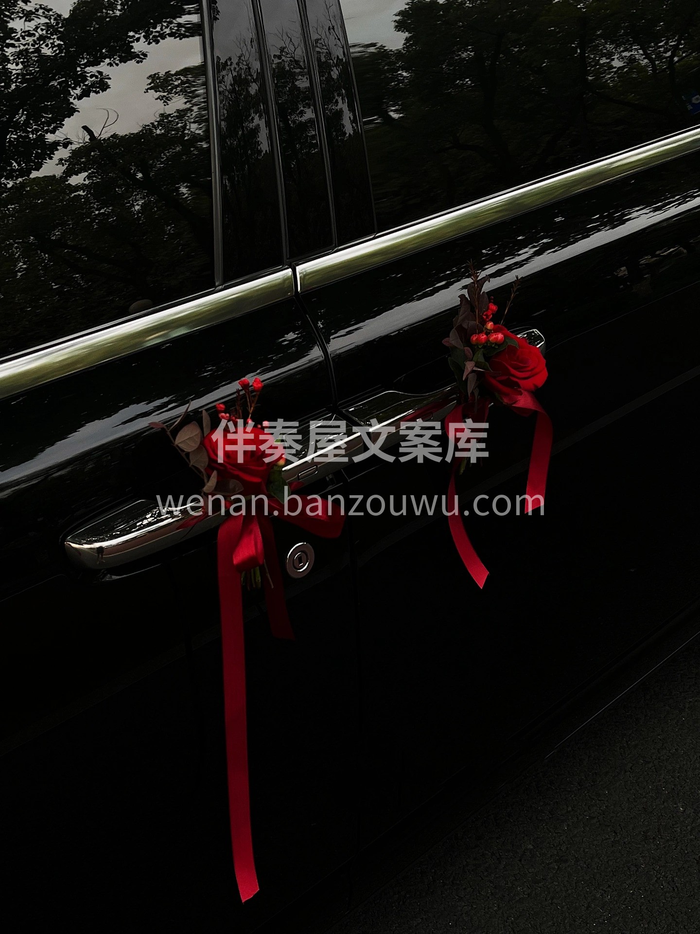 这款纯红色系的婚车🚓 简约又豪华🌹 在下雨天⛈也挡不住的好看 配图6
