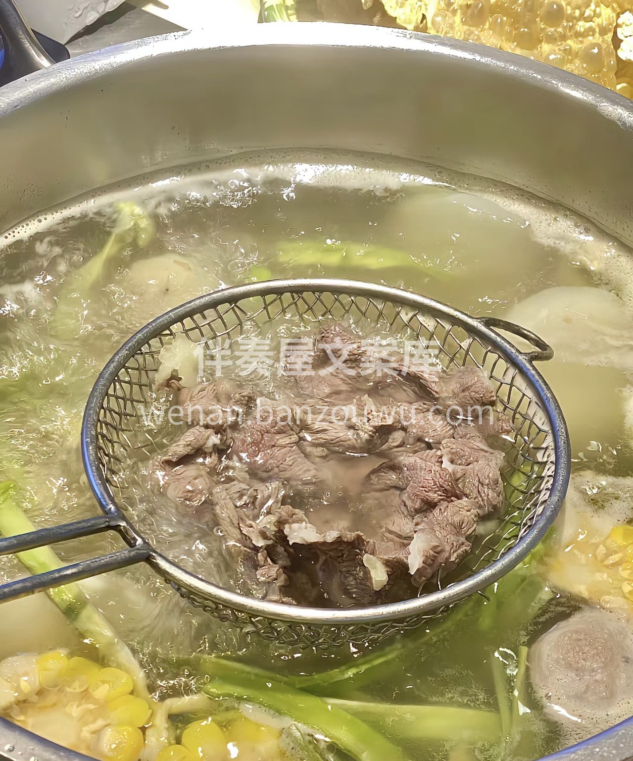 只有这样清淡的锅底才能最大限度地还原出牛 配图1