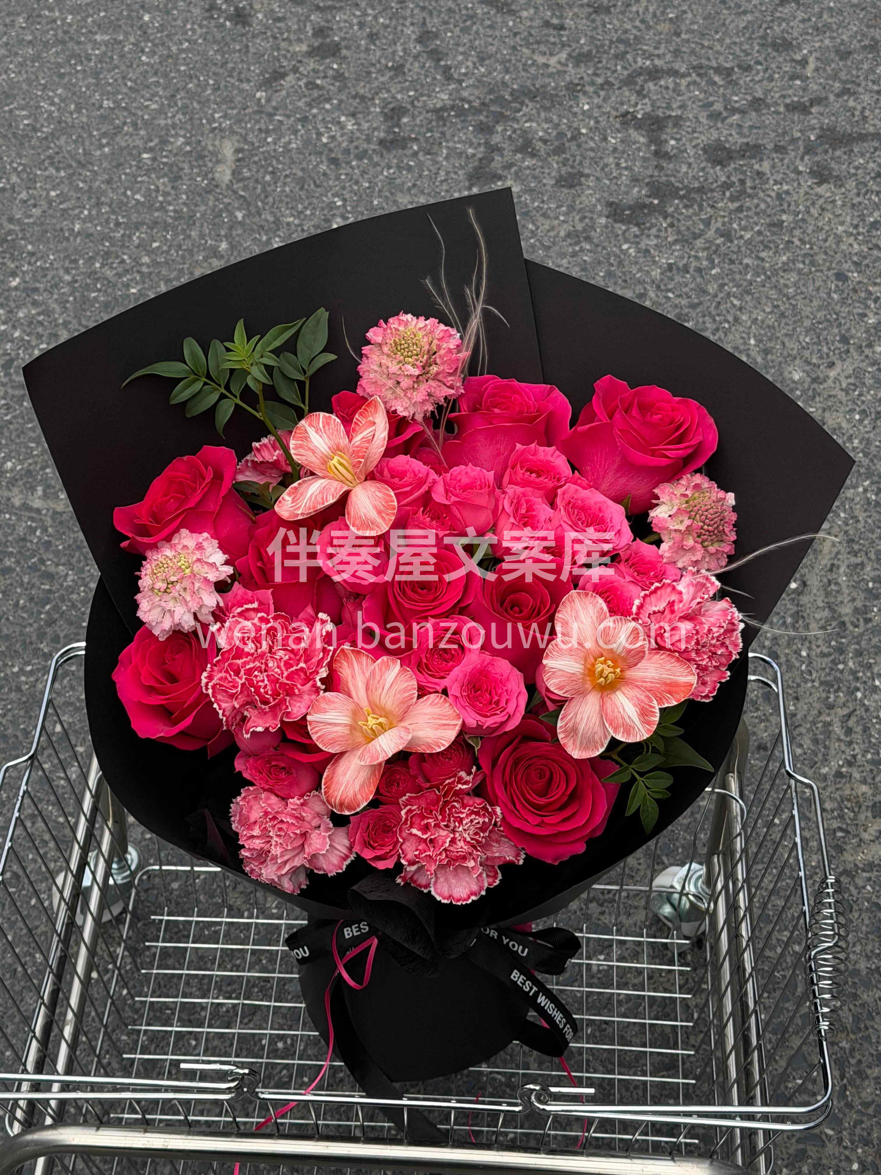 这束花有点浓 但没关系✨你压得住 你站在那里 花就是点缀🌸 配图1