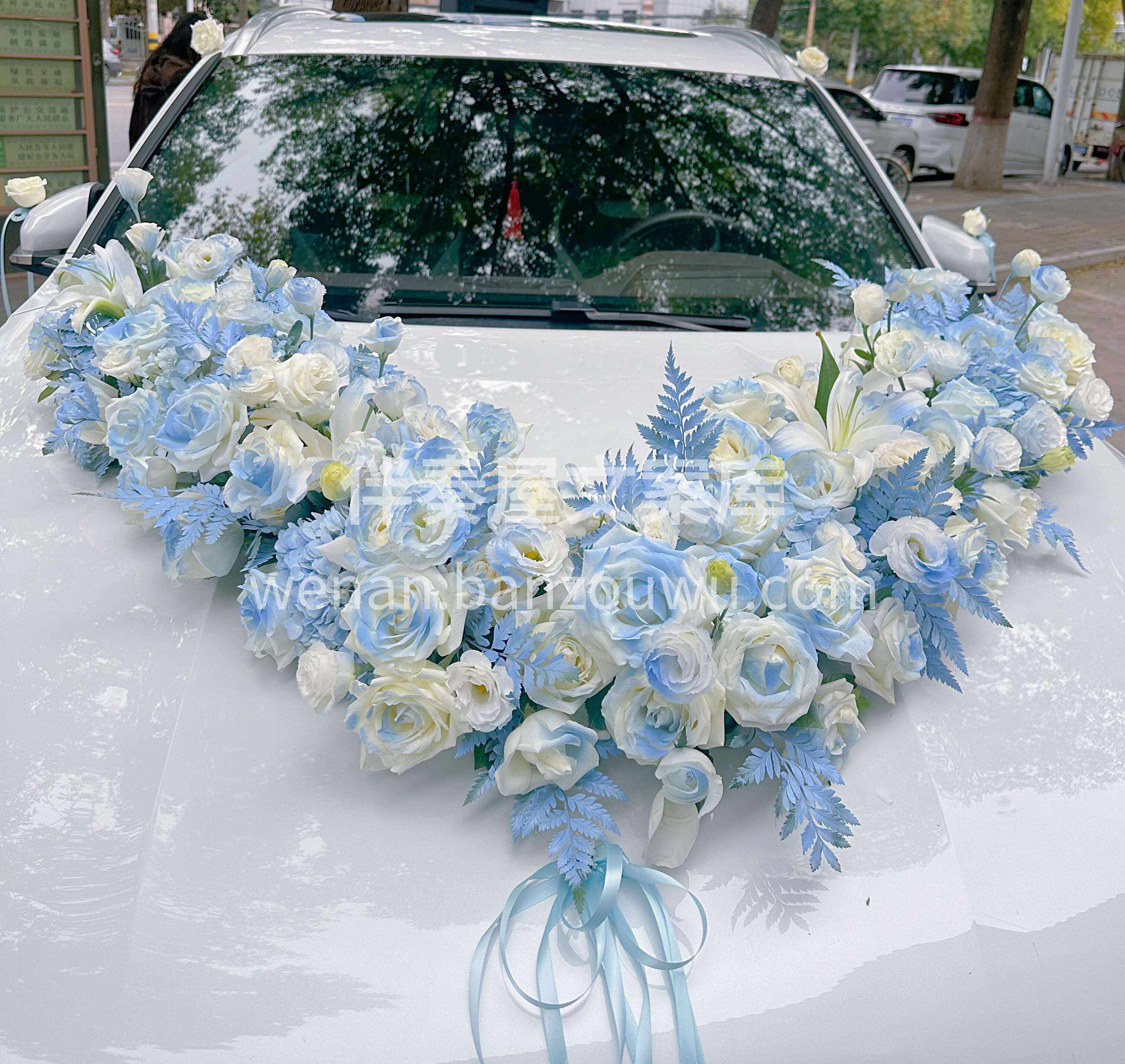 浪漫碎冰蓝大V婚车 婚车已就位💙🤍蓝白做媒 祝你们携手一生  配图1