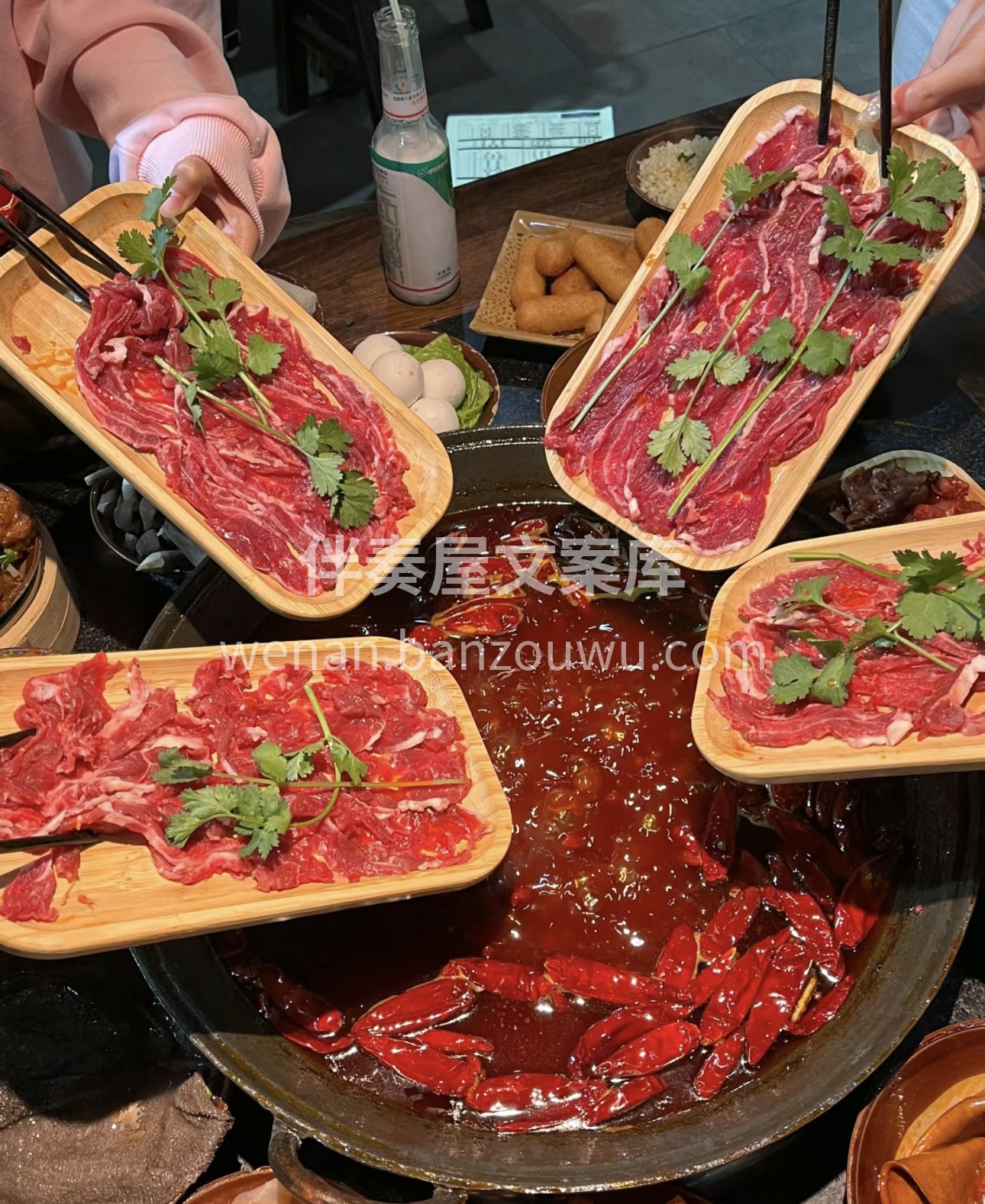 重庆火锅，麻辣鲜香！火红的锅底翻腾着热情 配图3