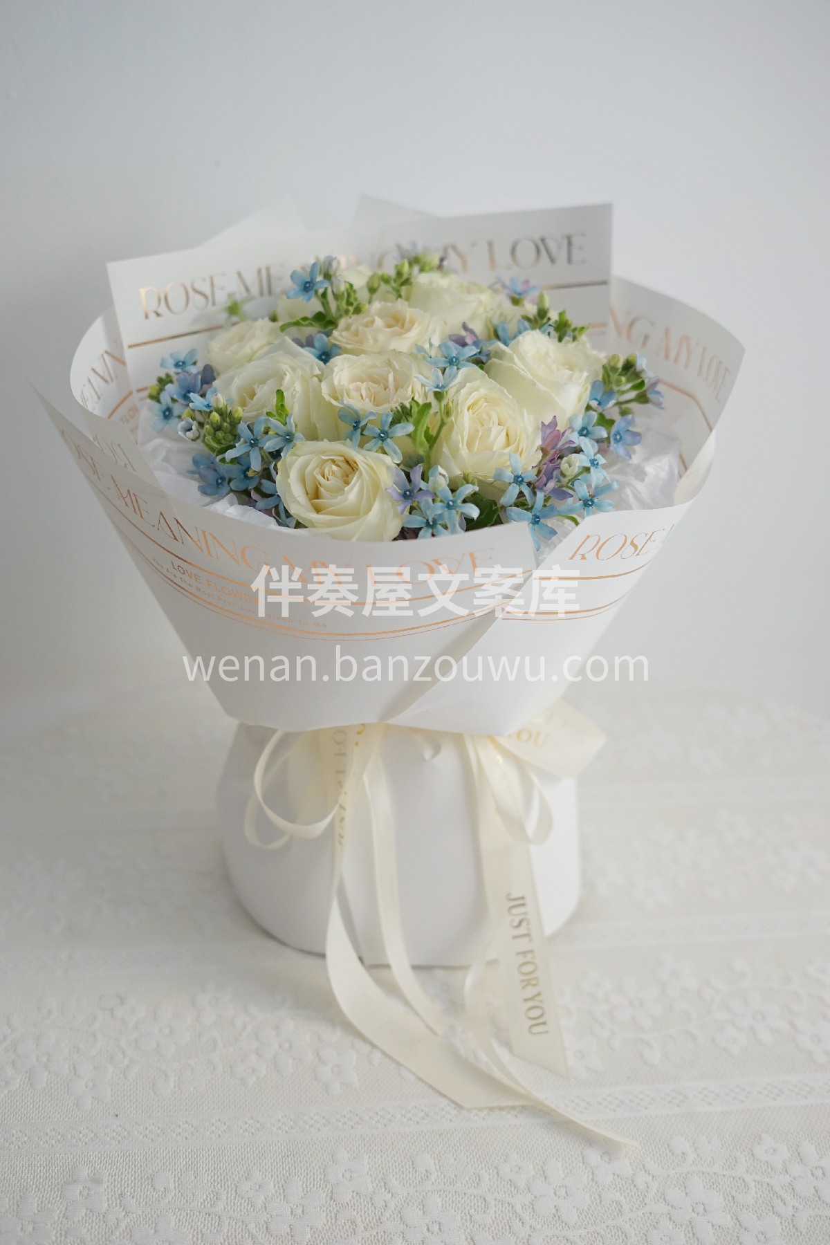 白玫瑰花束💐 白色玫瑰配上温柔的蓝星花🌼 配图2