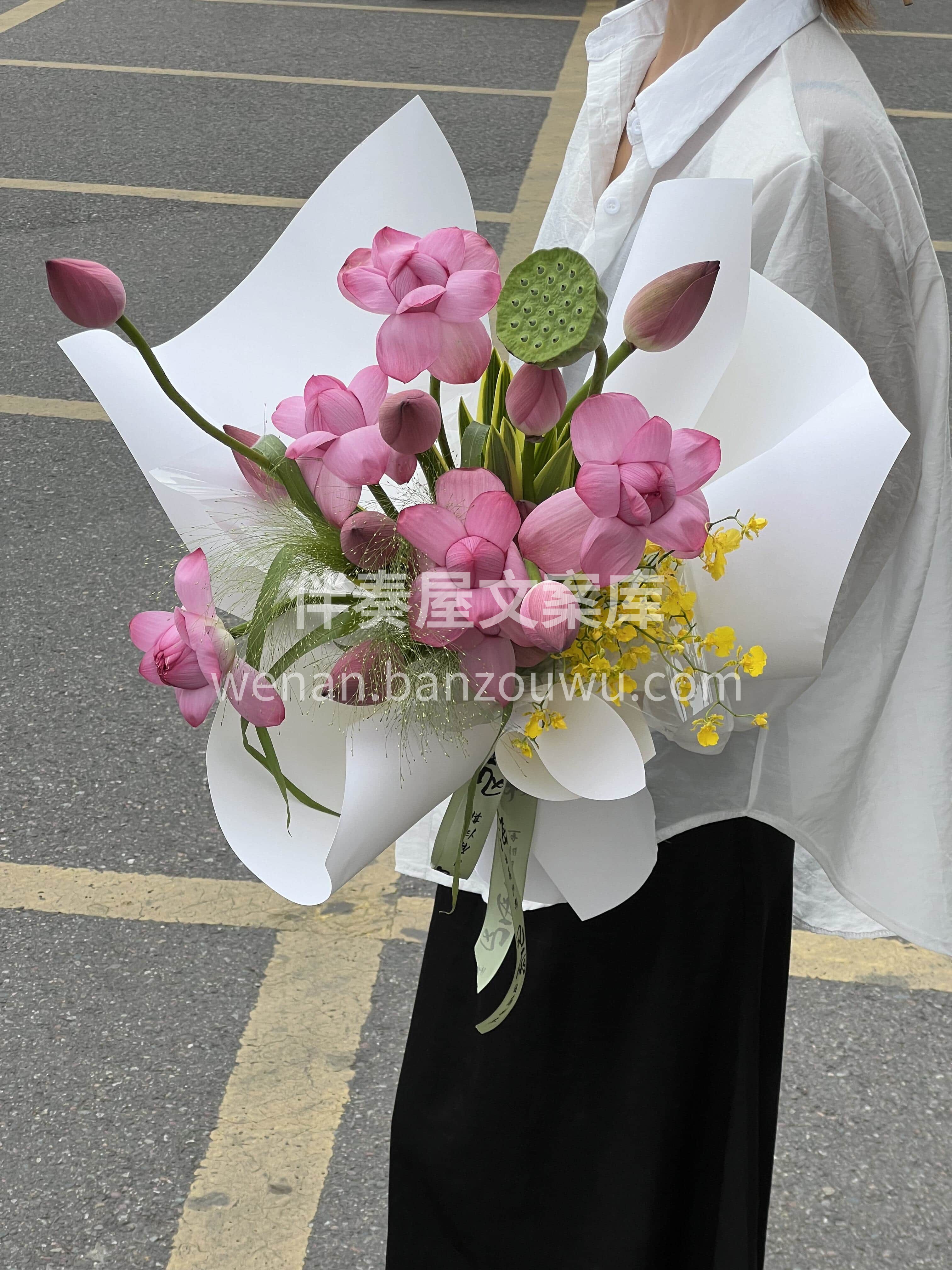 以荷为礼 步步生莲🌷 愿这束清雅荷花 捎去好运与安康🌼 愿你 配图2