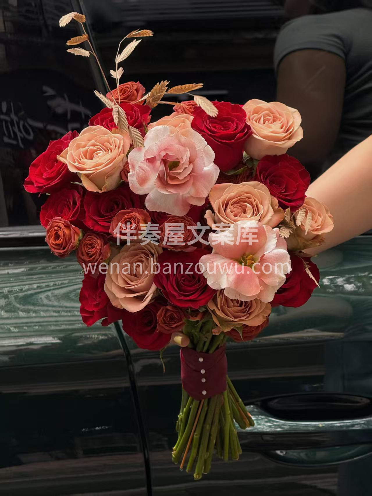 时光会老❤️爱意不变 这束红色手捧花🌹纪念我们走过的每一步🧡 配图2