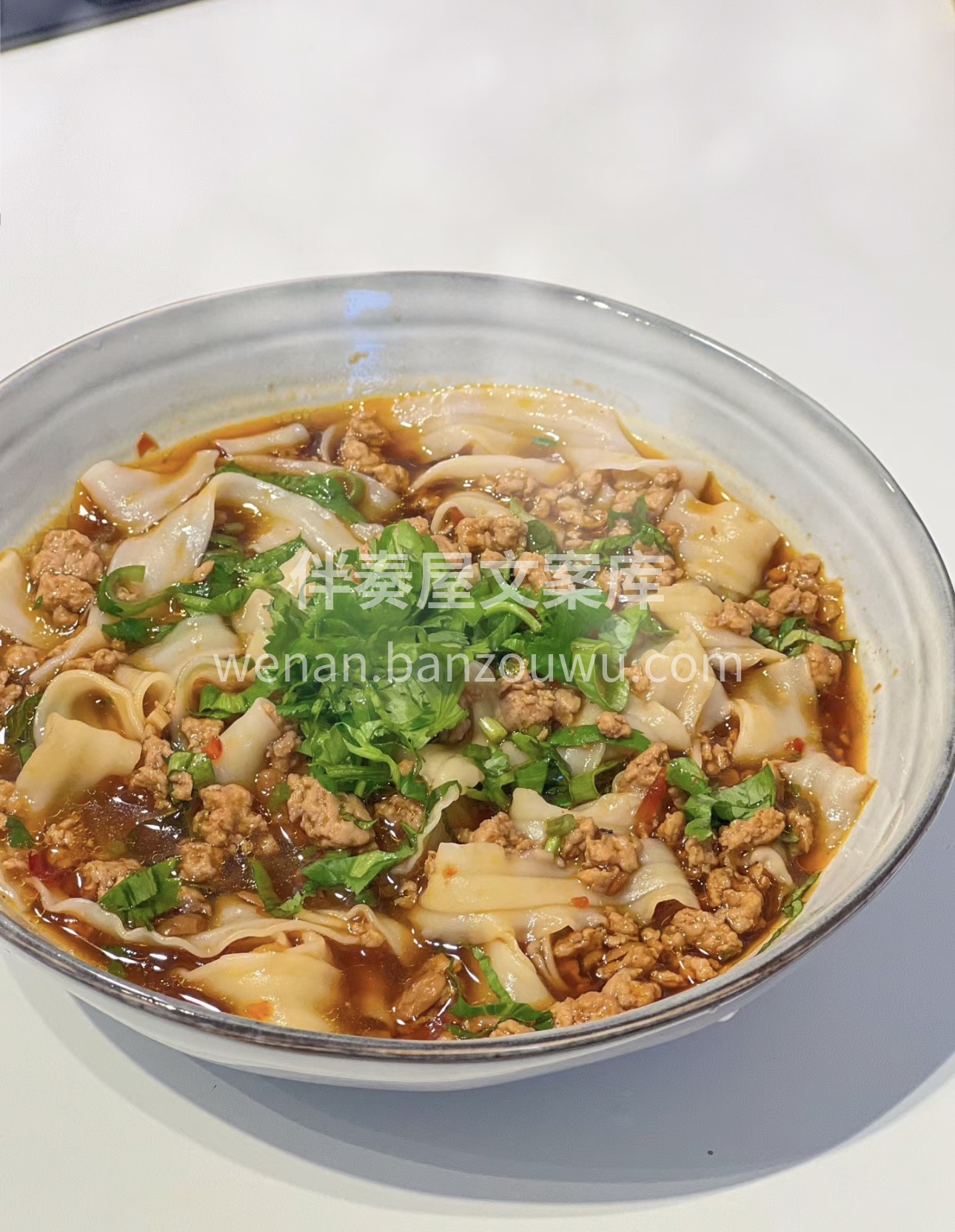 热汤刀削面，手工削出的面条，长短均匀，如 配图2