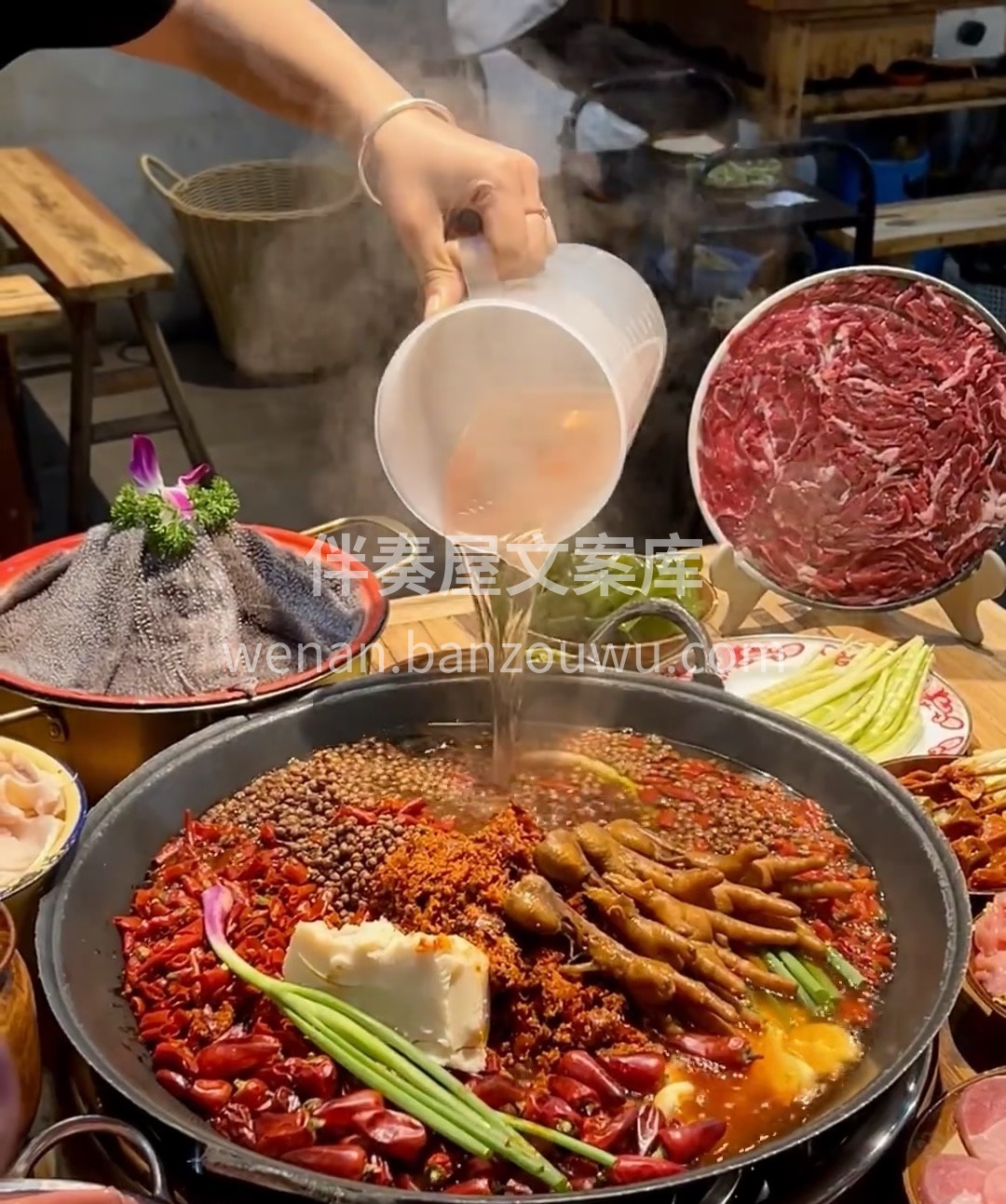 火锅盛宴，等您开席。鲜嫩肉类，时蔬水灵。 配图3