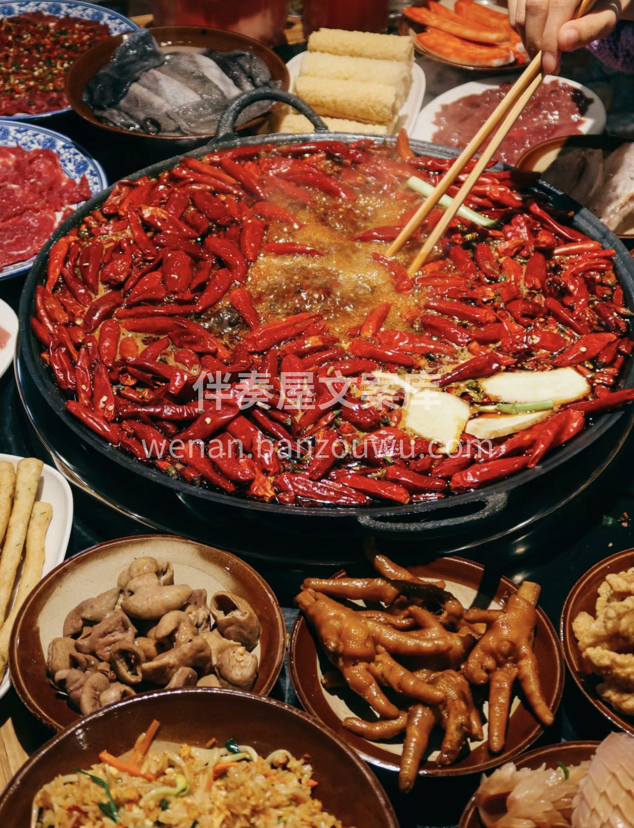 重庆火锅，热辣鲜香，一锅红油翻滚，食材在 配图1