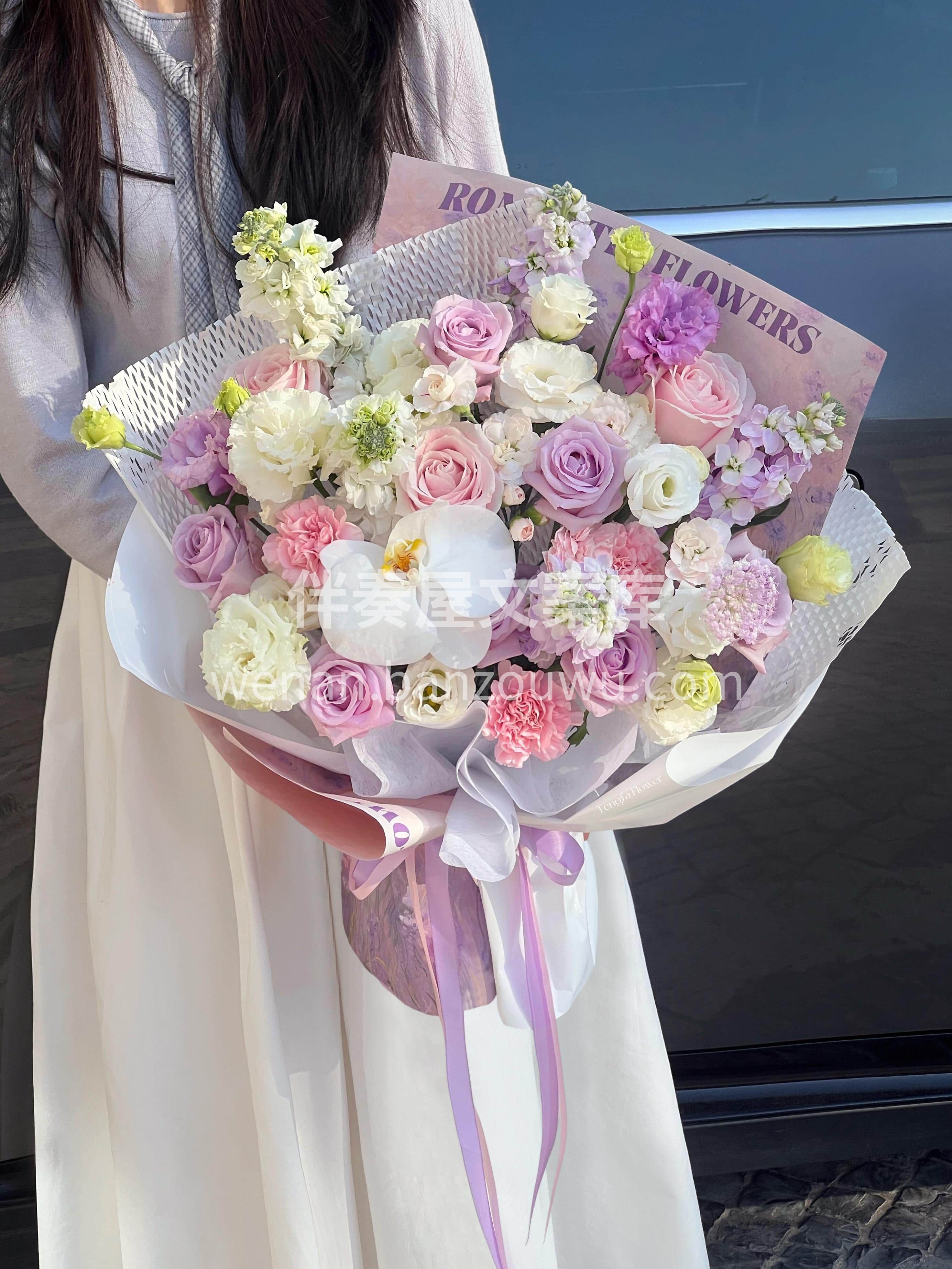 白紫混搭花束自带疏离感💜 ✨是藏不住的清冷高级与温柔缱绻🫧 配图1