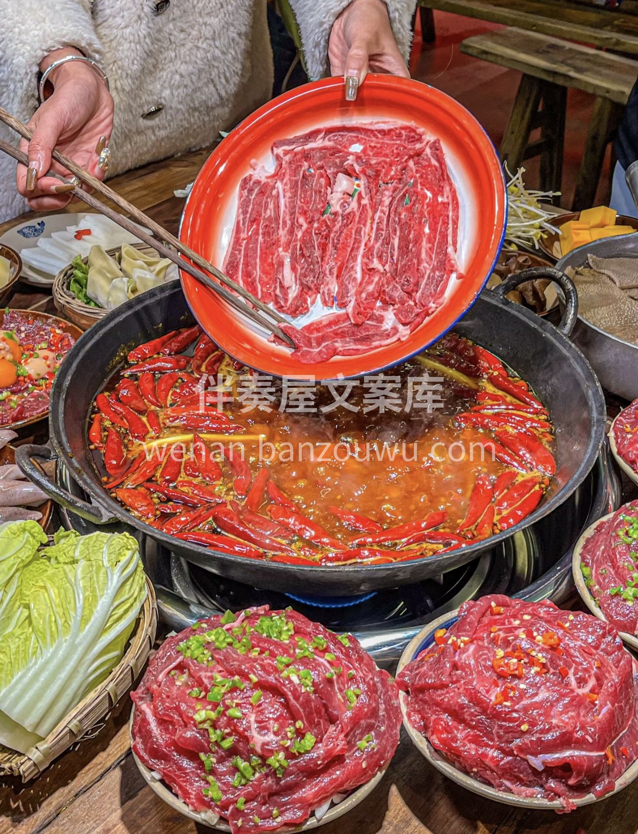 一锅红油，翻滚着麻辣鲜香。火锅店中，美味 配图1