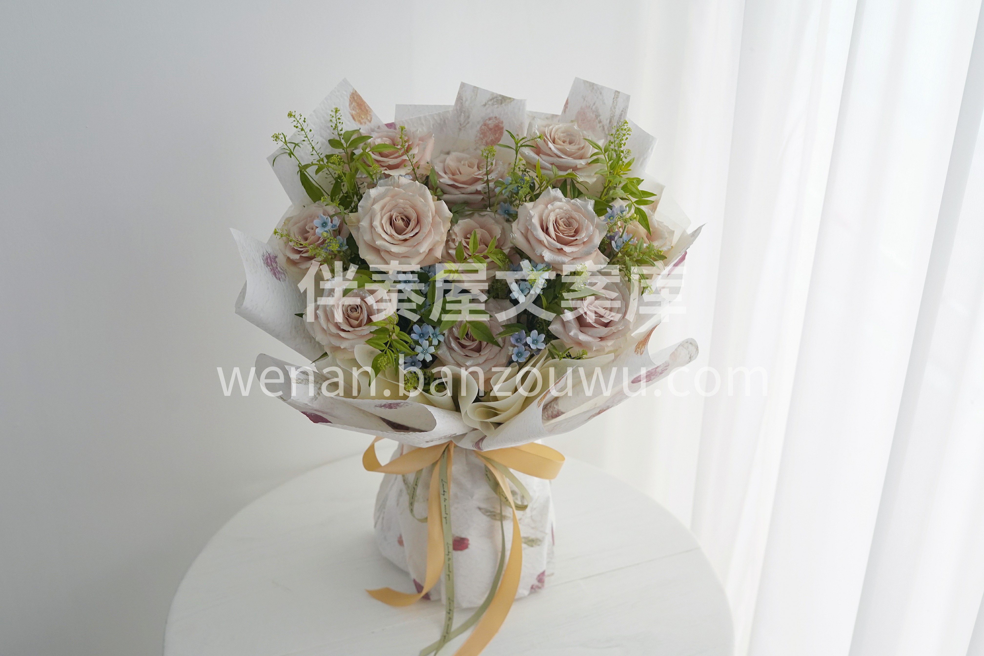 11朵流沙玫瑰花束 🌸小碎花的点缀下 如田埂边吹来自然的风🍃 配图2